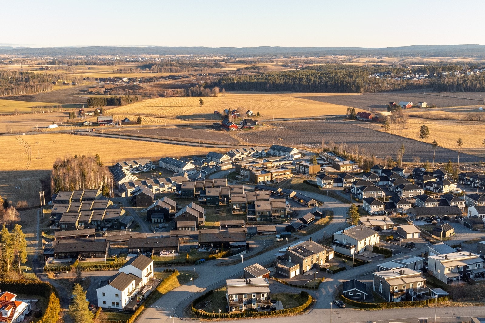 Eiendommen ligger i et naturskjønt, solrikt og barnevennlig boligområde på Neskollen i Nes kommune. Galleribilde