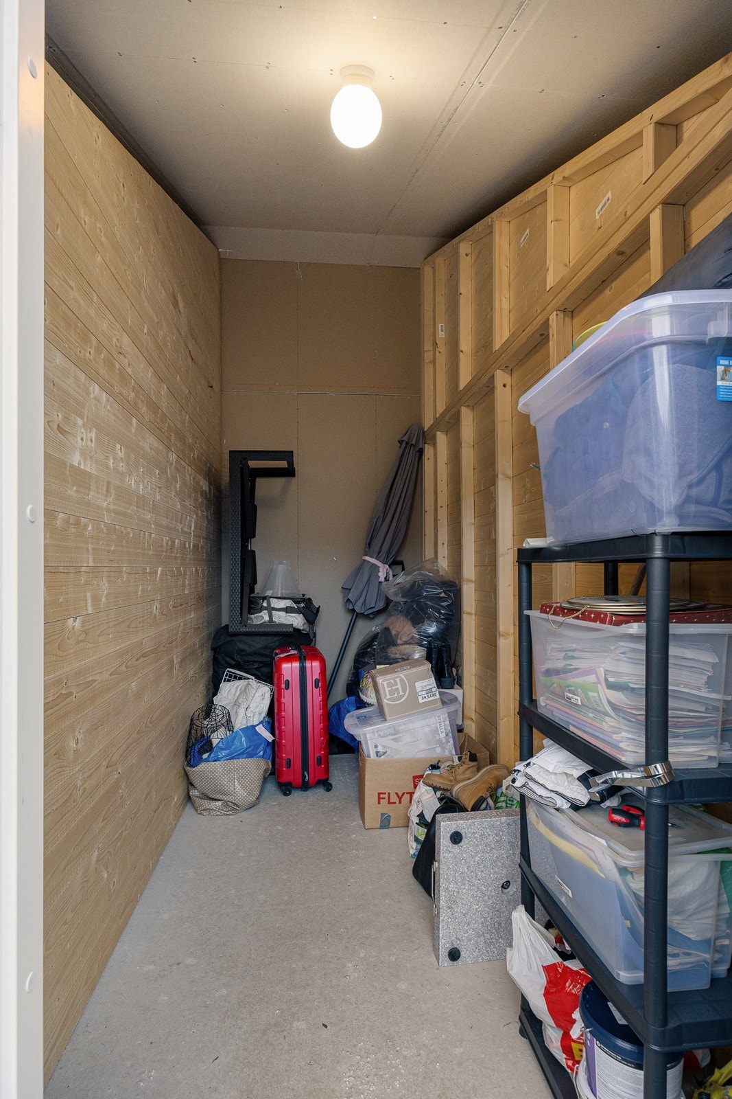 Leiligheten har en sportsbod på ca. 5 kvm. Perfekt for oppbevaring av diverse som man ikke trenger så ofte. Galleribilde