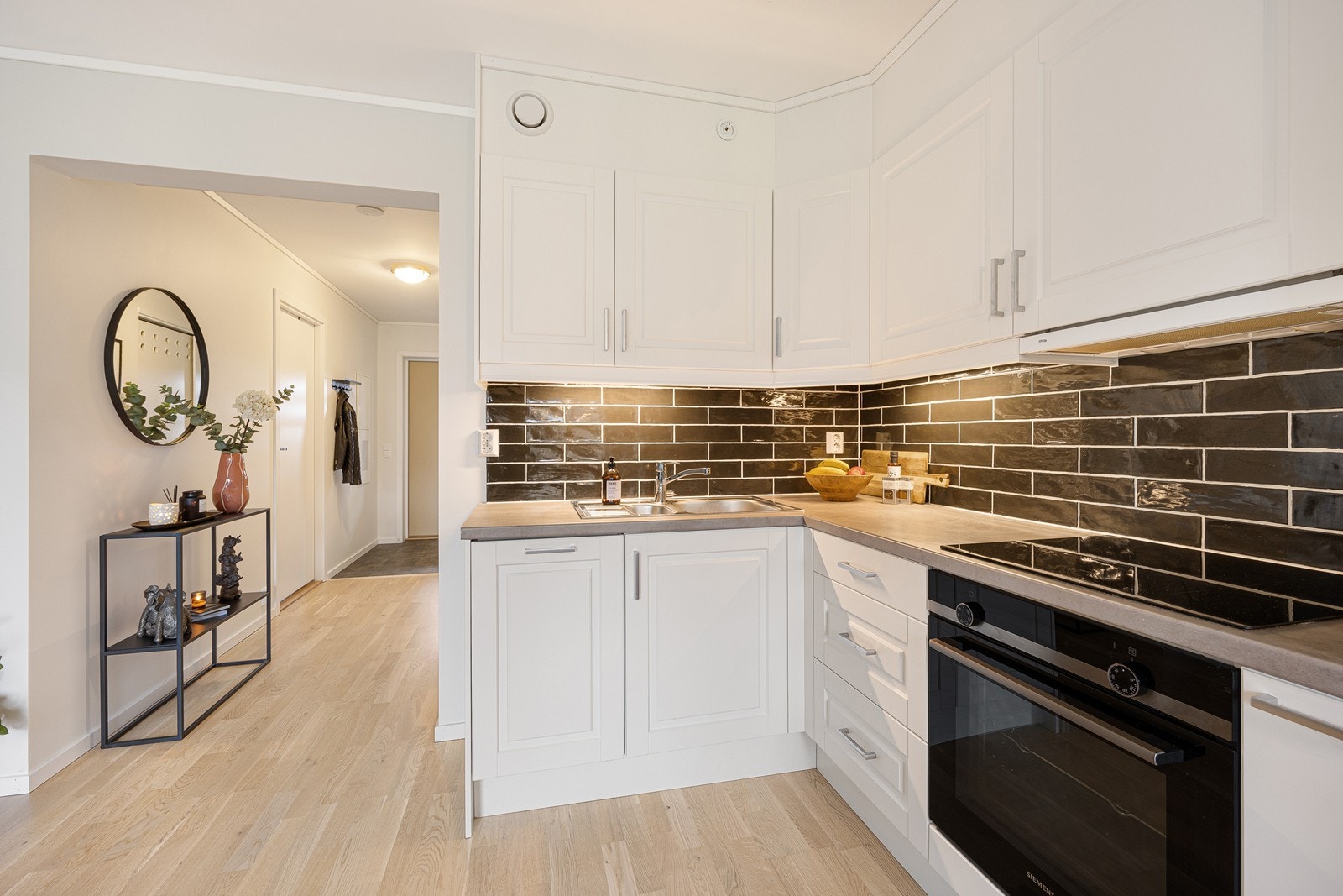 I kjøkkenet er det integrerte hvitevarer. Noe som gir et helhetlig uttrykk. Galleribilde