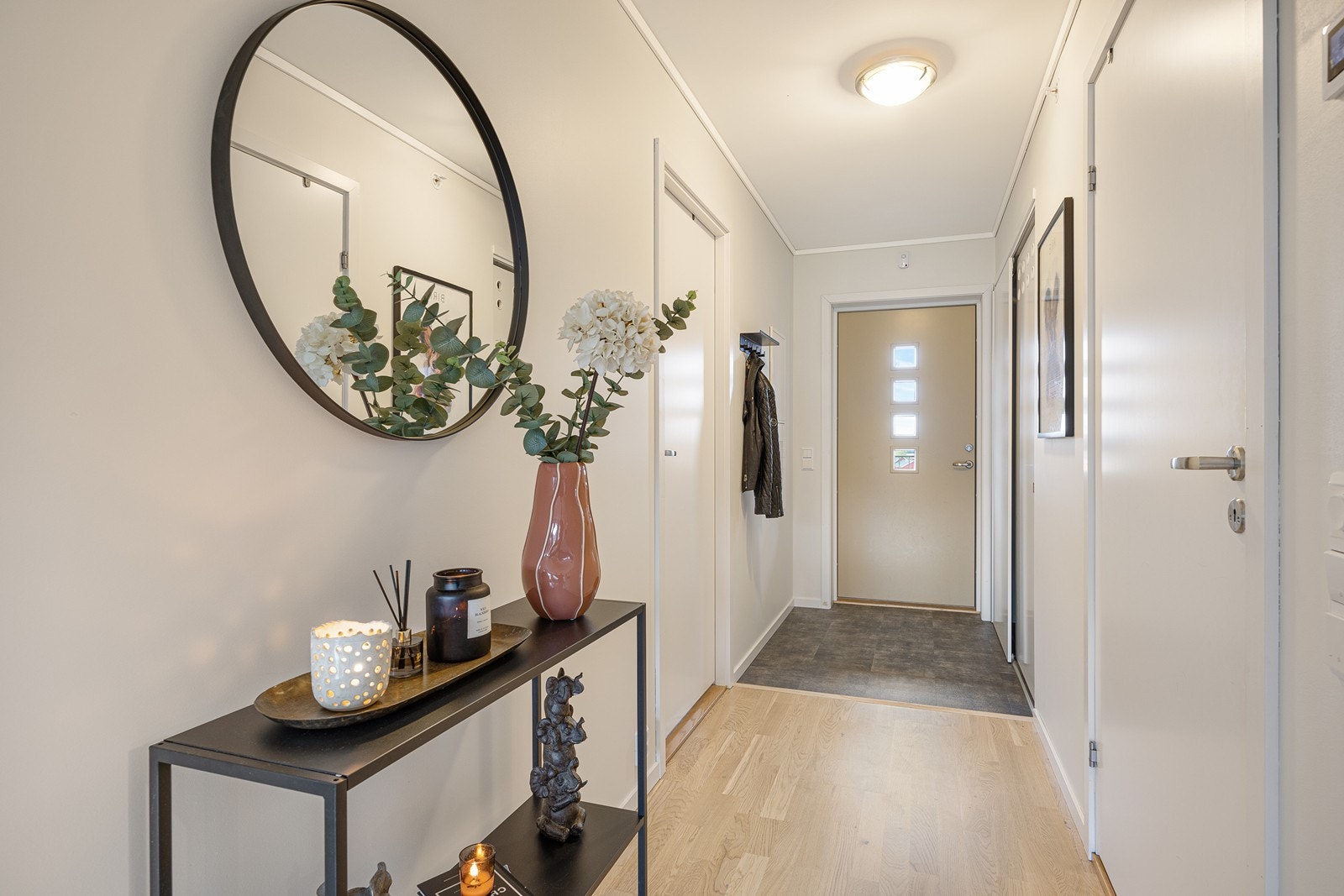 Ytterst i entreen er det adkomst inn til teknisk rom / bod via skyvedør. Galleribilde