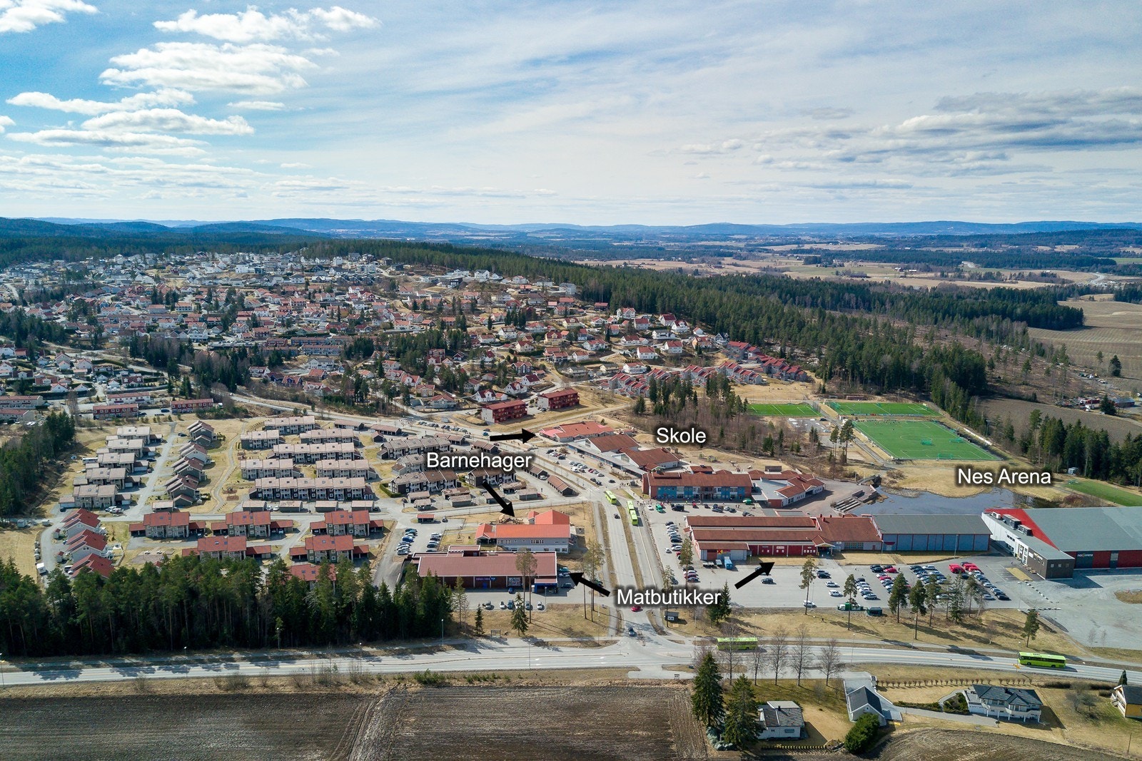 Stedet har et eget lite sentrumsområde med barnehager, barneskole og dagligvarebutikker. Galleribilde