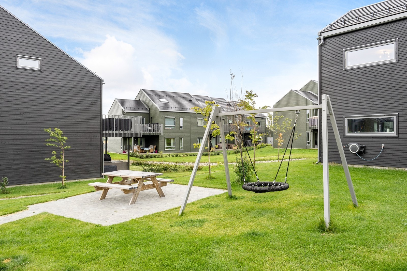 Like ved boligen er det etablert huske og sittebenk. Galleribilde