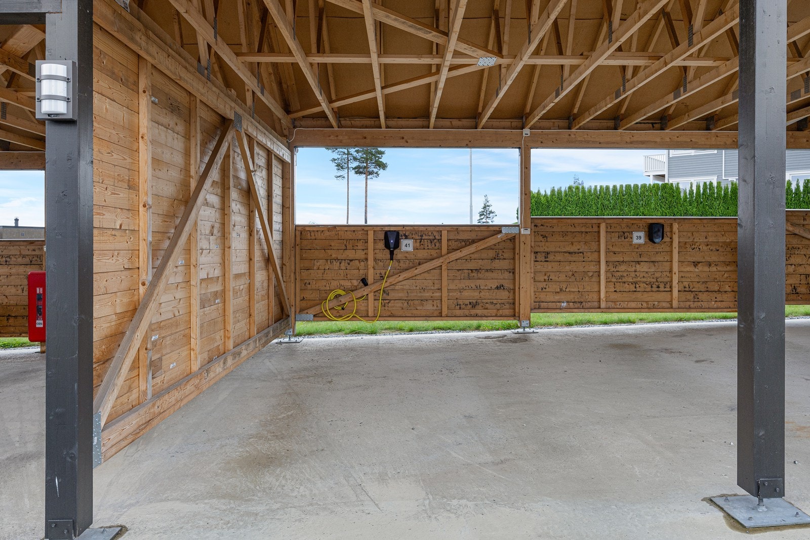 Boligseksjonseierne i Sameiet Steinbukken har carport som tilleggsdel til sine seksjoner. Det er en Easee charge lader i carporten med abonnement fra Elaway. Galleribilde