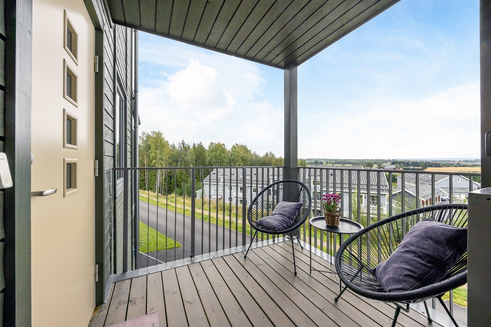 Foran inngangsdøren er det overbygget med tak, samt at det er plass til et cafesett. Galleribilde