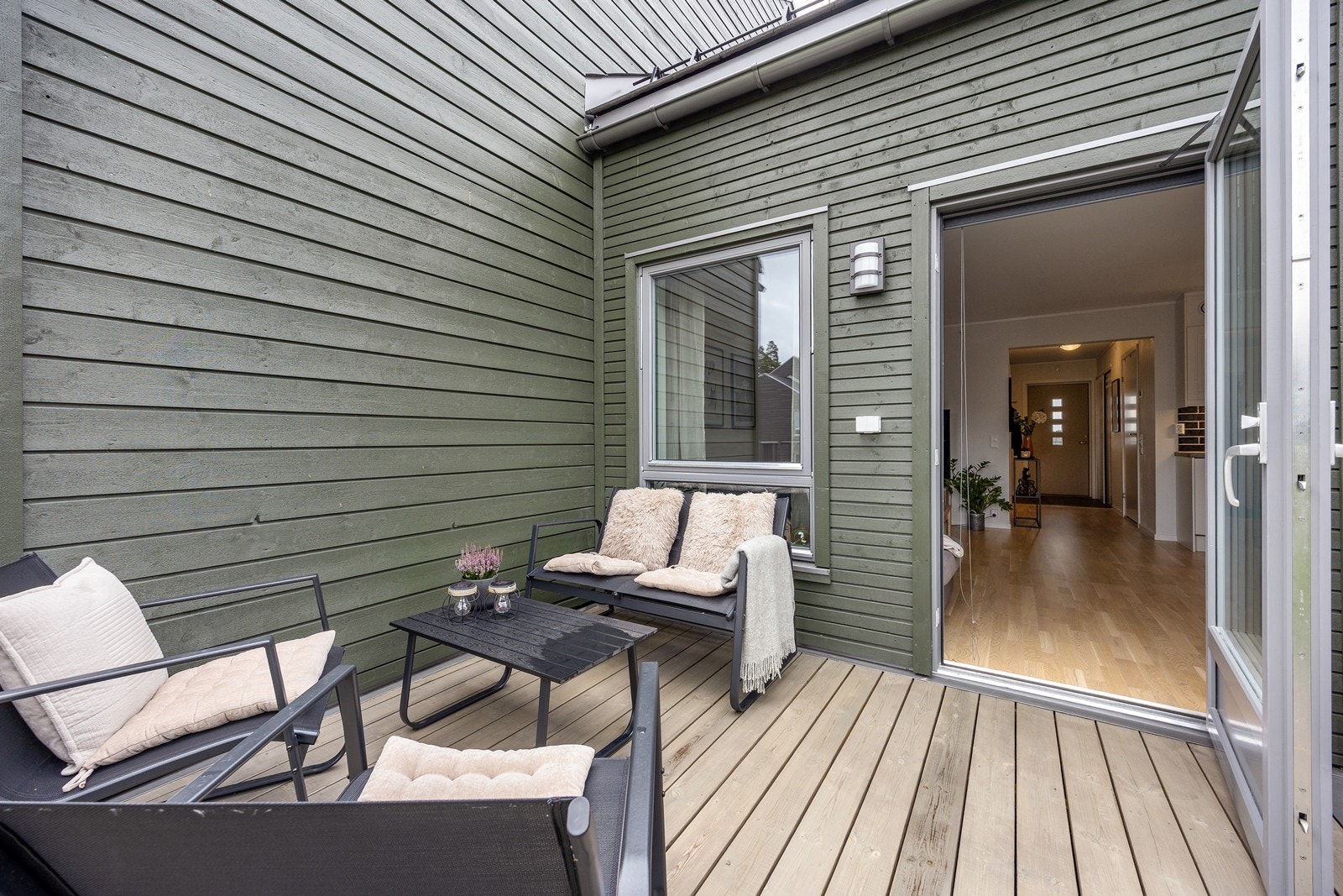 Balkongen har adkomst fra stue og er utstyrt med både utvendig belysning, samt dobbelt stikk. Galleribilde