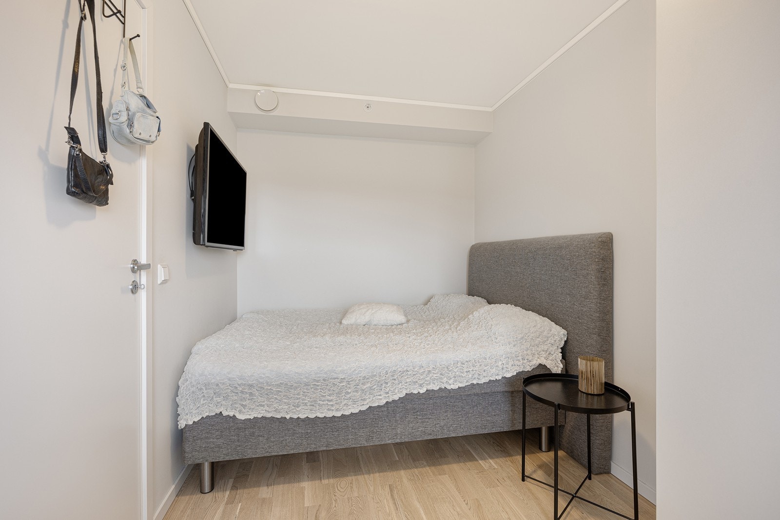 Veggene er lysmalte og det er lagt trestavs parkett på gulvet. Galleribilde