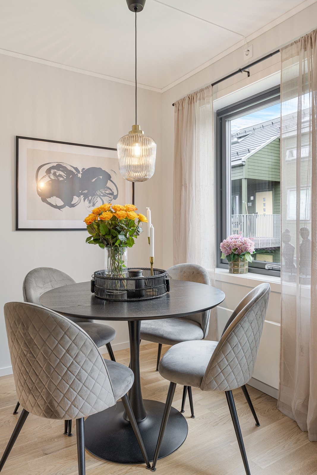 Plassen ved siden av kjøkkenet er perfekt for et trivelig spisebord. Galleribilde