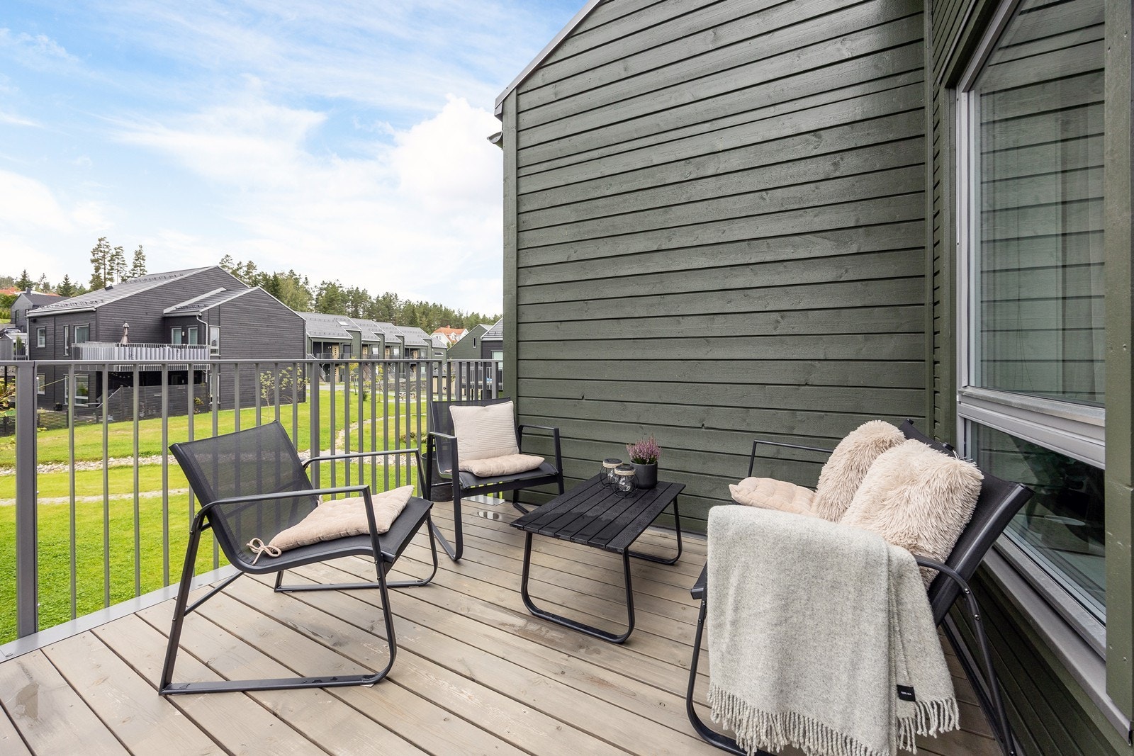 Leiligheten ligger i byggets andre etasje og har en herlig balkong hvor sommeren kan nytes. Galleribilde