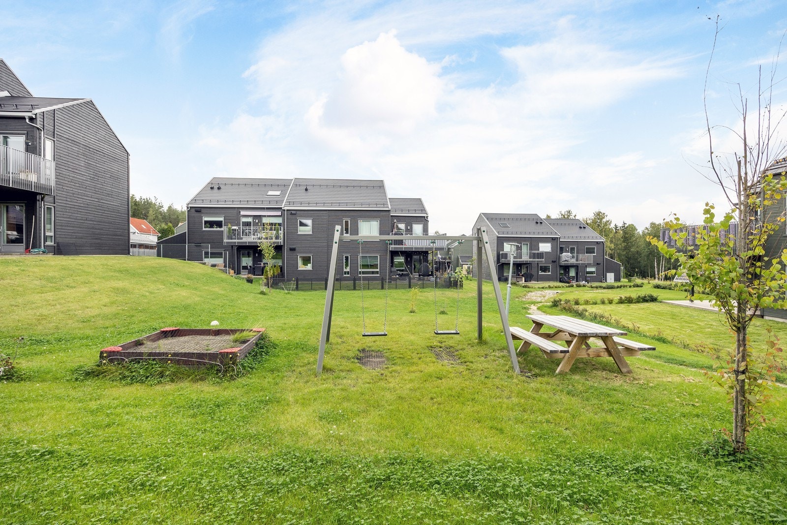 Med huskestativ, sandkasse og utebord ligger alt til rette for at også barna skal trives i nabolaget. Galleribilde