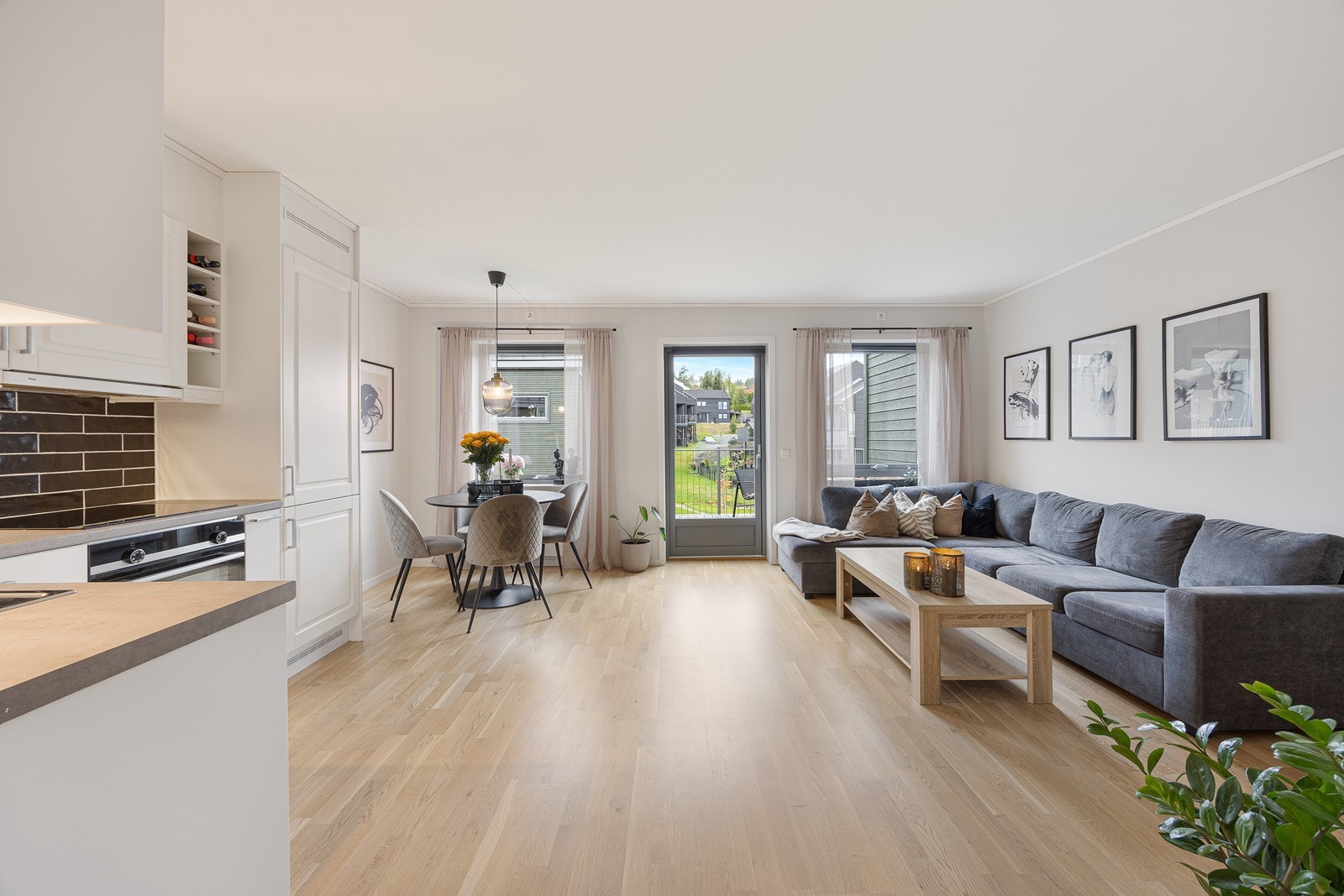 Med stue og kjøkken i åpen løsning blir rommet en sosial og fin sone. Perfekt for sammenkomster med familie og venner. Galleribilde