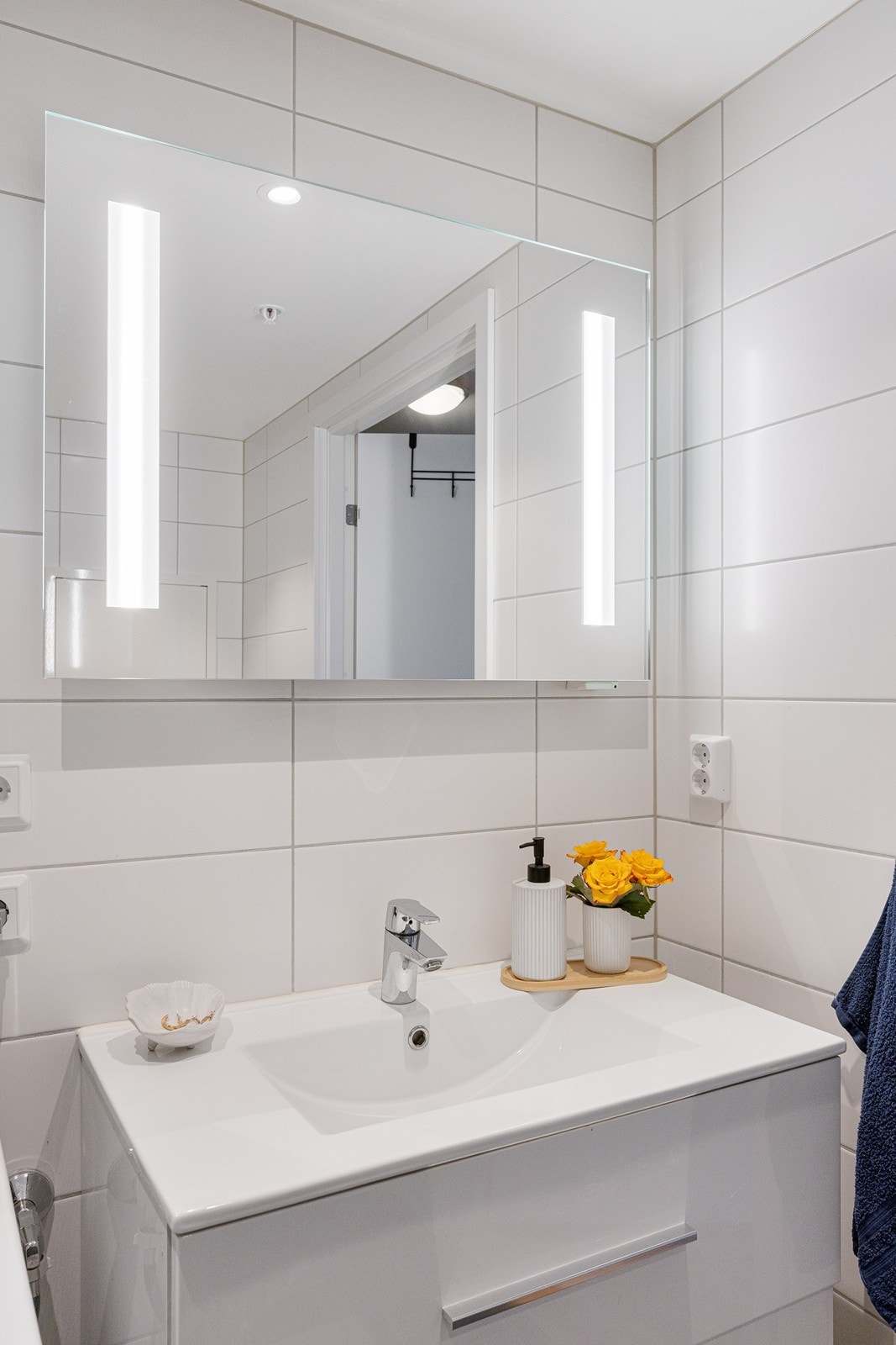 Baderomsinnredningen har praktiske skuffer under vask. Galleribilde