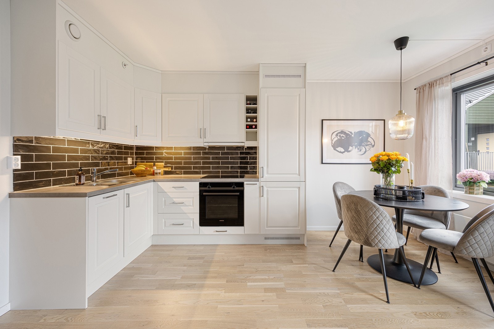 Mellom benkeplate og overskap er det flislagt. Galleribilde