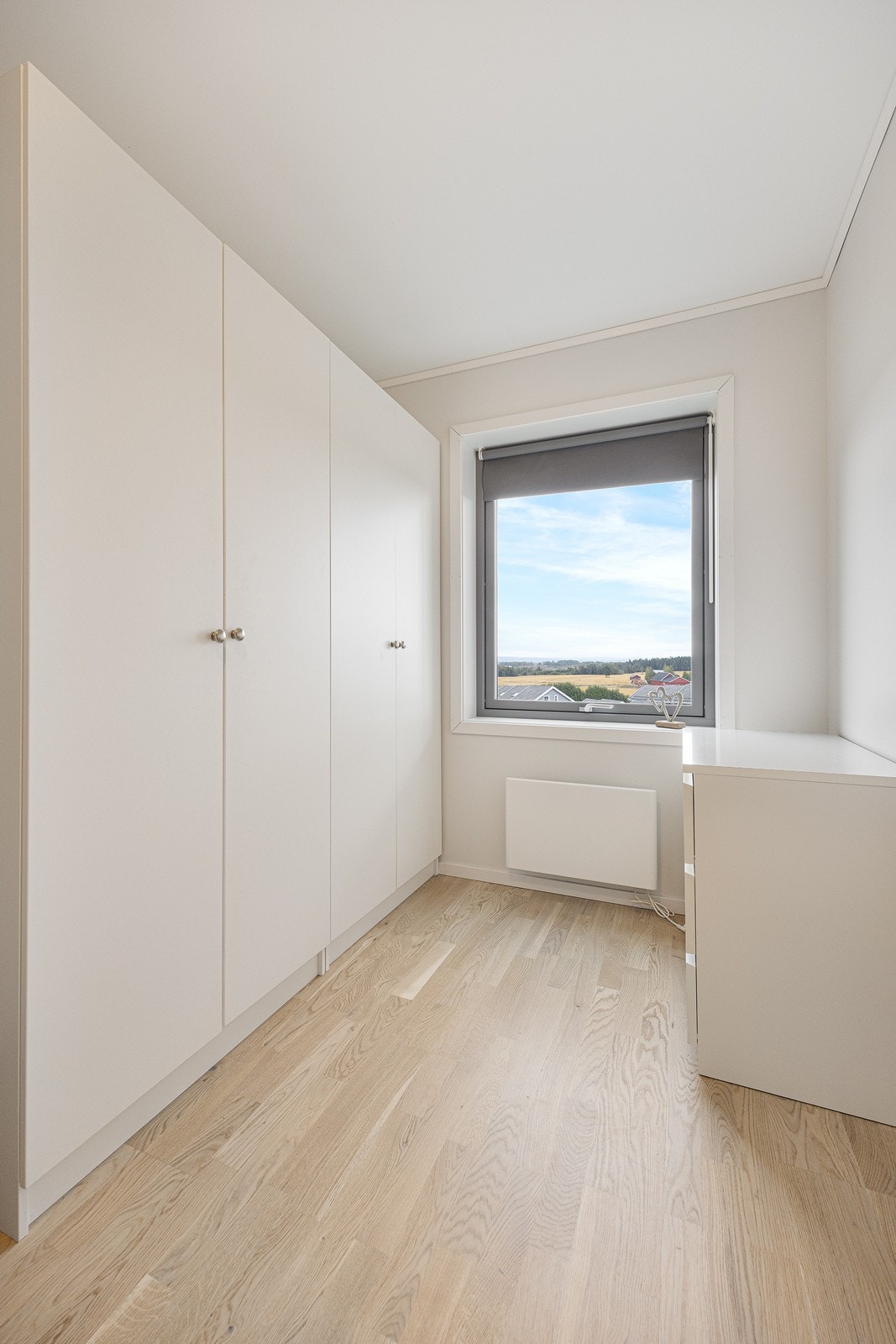 Det er plass til et skrivebord der kommoden i dag står om man har behov for en kontorplass hjemme. Galleribilde