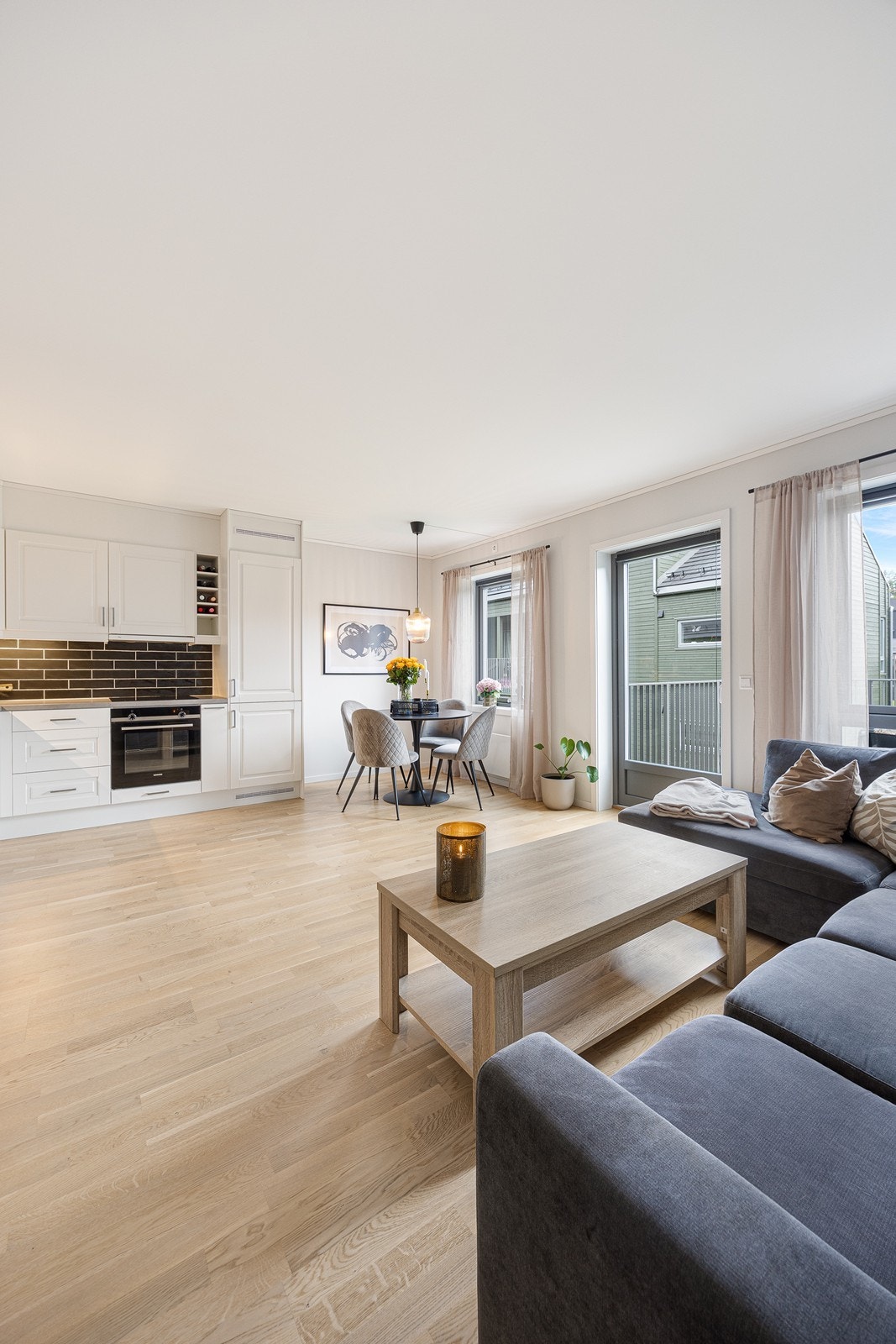 Det er god plass til både sofa og spisebord av god størrelse. Galleribilde