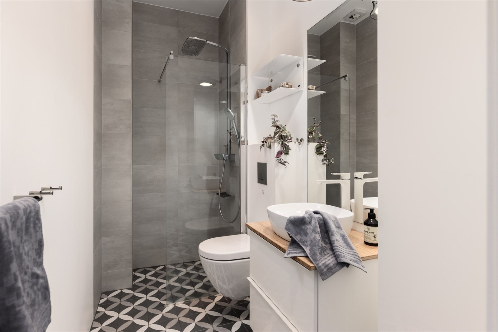 Badet ble oppgradert i 2017 og har et lekkert, tidløst design. Det er fliser på gulv og i dusjnisjen, samt varmekabler og downlights med dimming i taket. Galleribilde