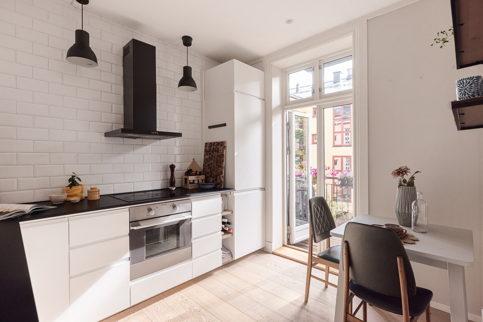 Kjøkkenet er både praktisk og lekkert - her har du rikelig med skap- og benkeplass som inviterer til flere kokker og matglade gjester. Galleribilde