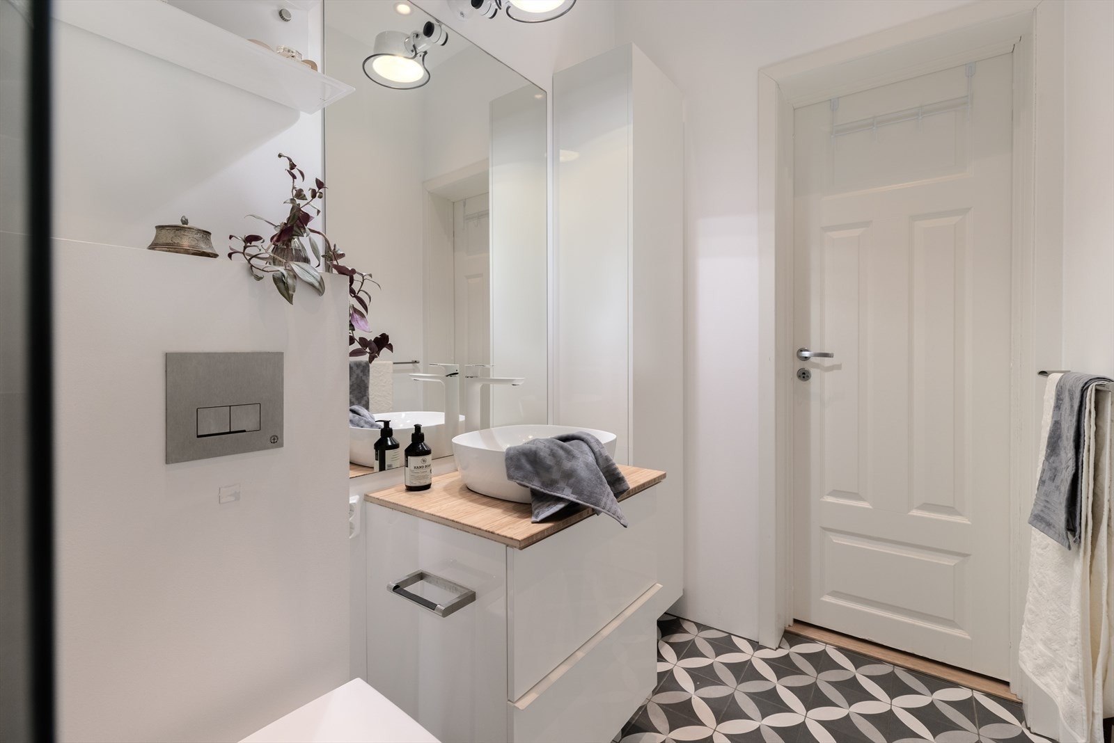 Videre er det vegghengt toalett og 60 cm servant med skuffer. Galleribilde