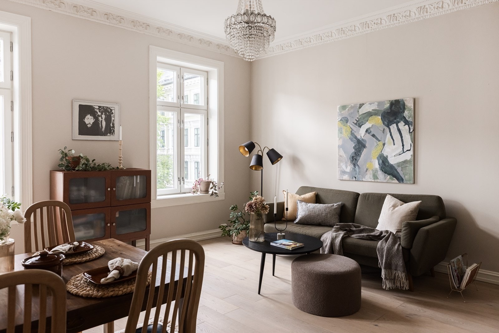 Boligen er godt tilpasset sosialt liv! I stuen har du god plass til både en ordentlig spisestue og sofaløsning. Galleribilde