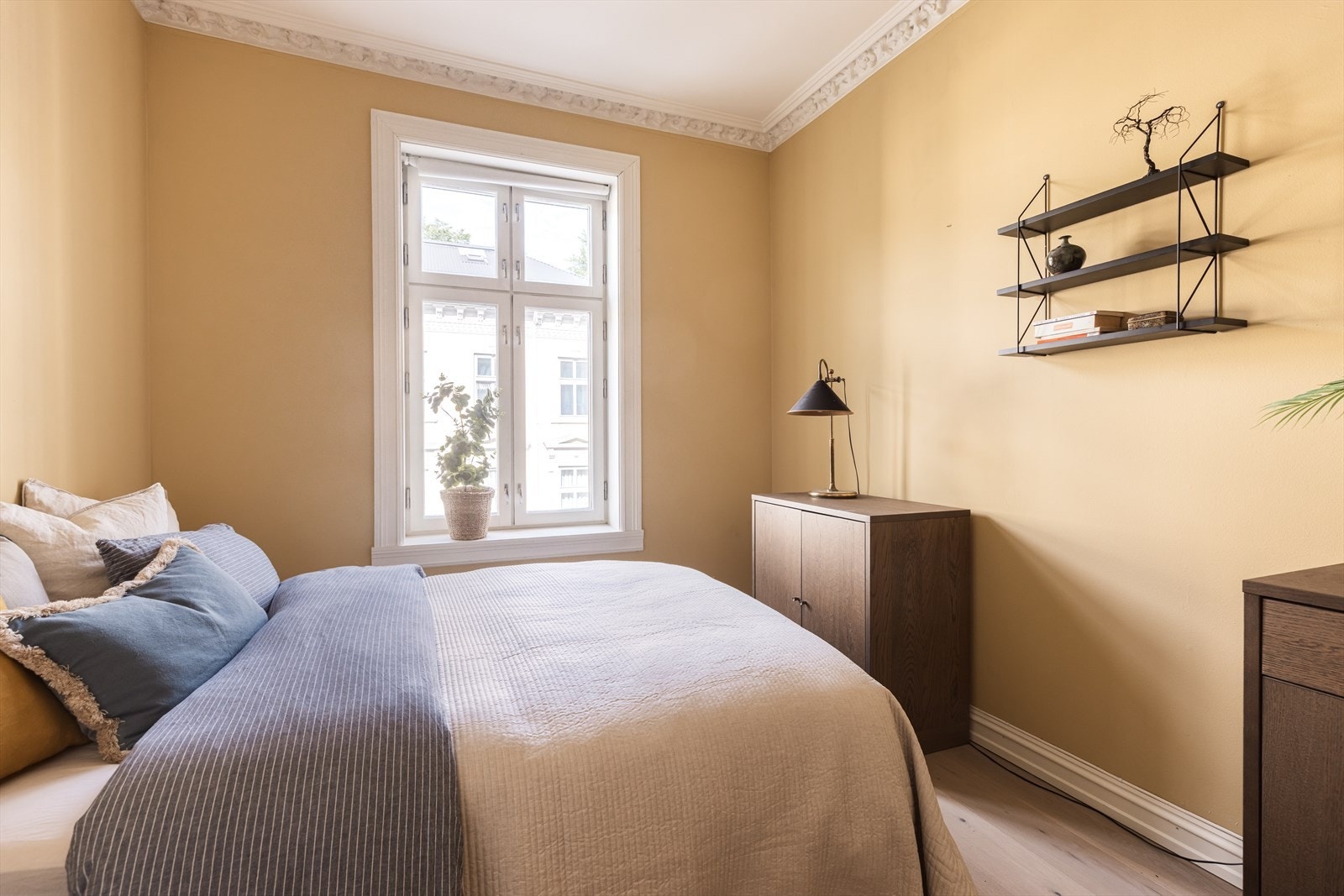 Her har du god plass til dobbeltseng med tilhørende nattbord og rikelig med garderobeplass. Galleribilde