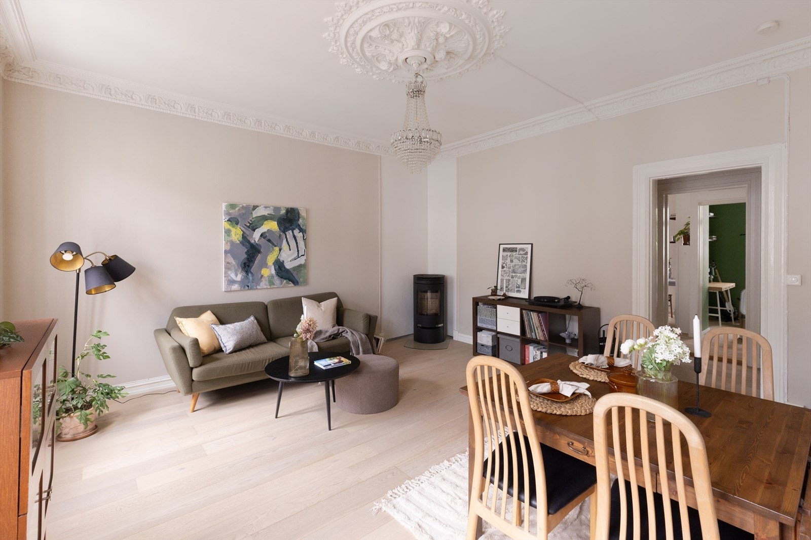 Stuen er av god størrelse og kan innredes i ulike soner, uten å sette romfølelsen på spill. Peisovn som skaper lun atmorfære og gir godt med varme på kjøligere dager. Galleribilde