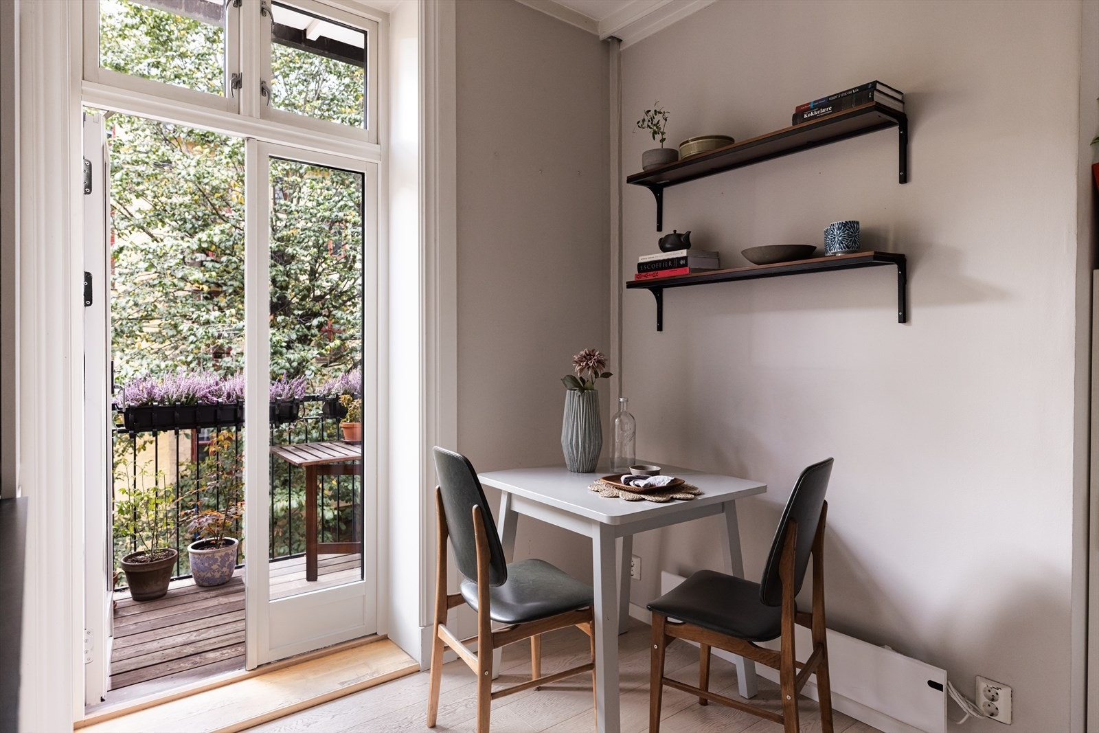 På kjøkkenet er det plass til en mindre spisegruppe. Galleribilde