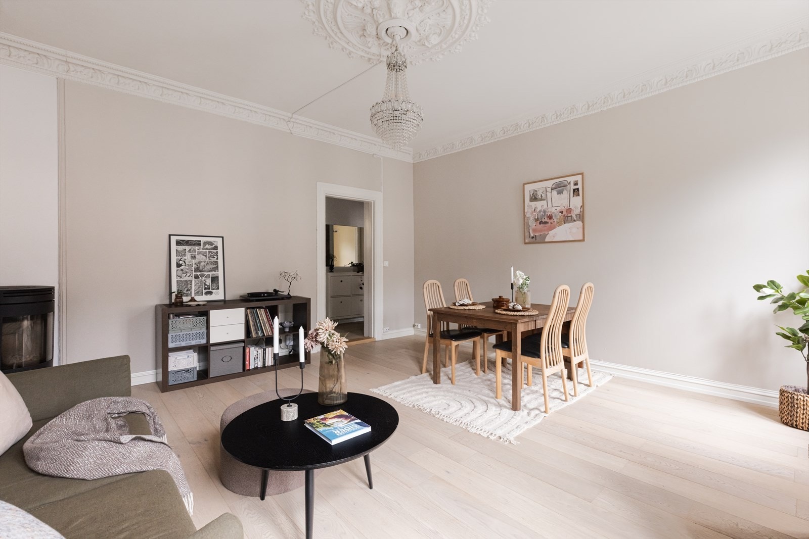 Hele leiligheten er holdt i fine farger som spiller på lag med de gode lysforholdene, og som dessuten gjør det enkelt å innrede etter eget ønske. Galleribilde