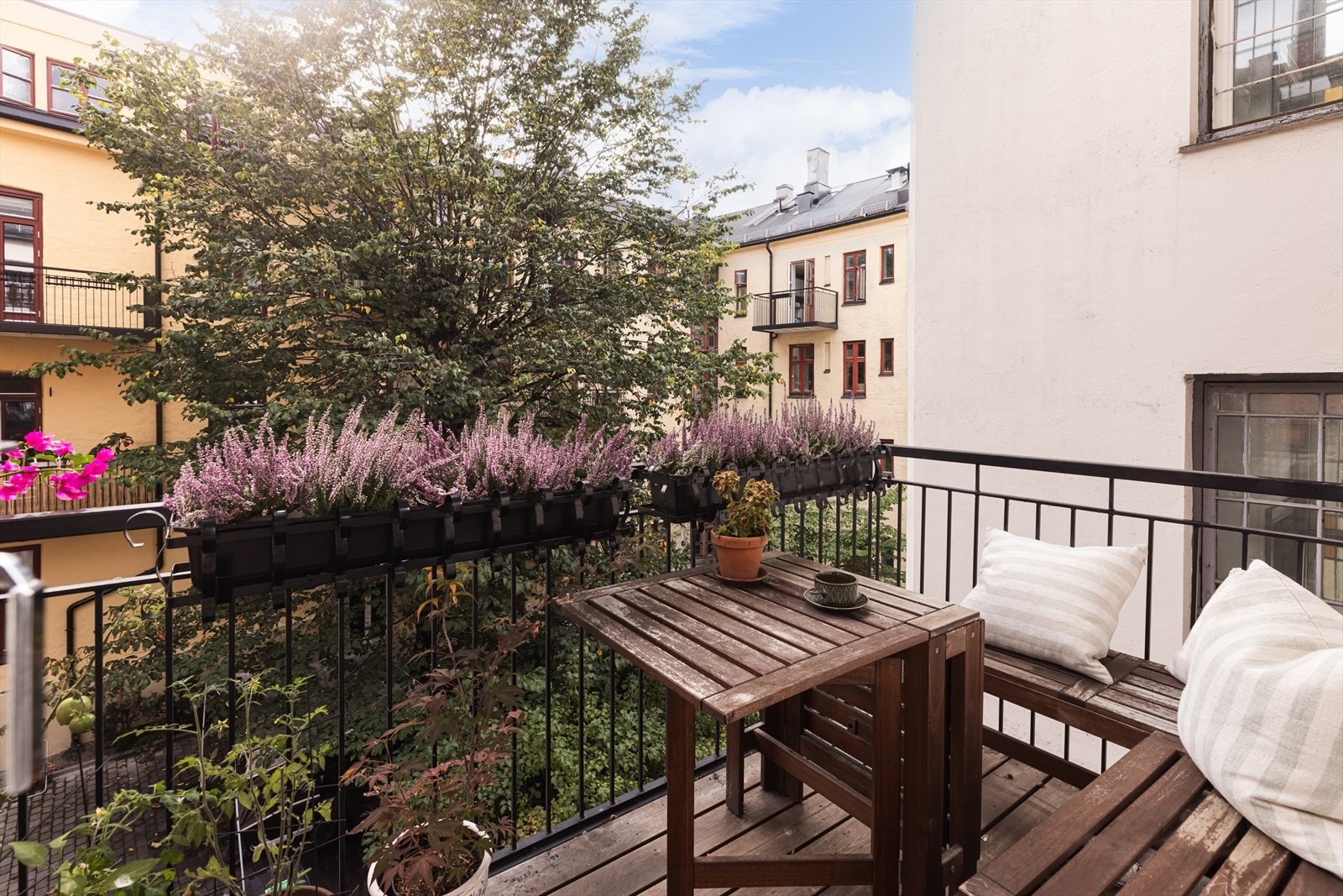 Balkongen vender mot rolig bakgård. I sommerhalvåret blomstrer trærne i bakgården og gir en herlig idyllisk grønn utsikt. Galleribilde