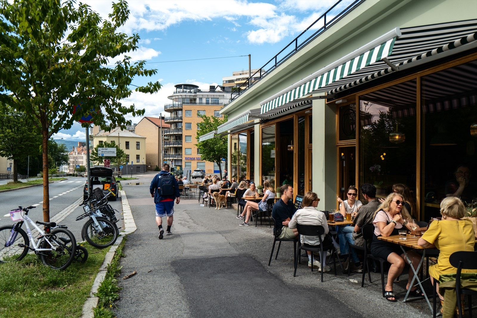 Nyt det pulserende nabolagslivet i Gamlebyen, hvor et rikt kafétilbud og hyggelige uteserveringer preger gatebildet rett utenfor døren. Galleribilde