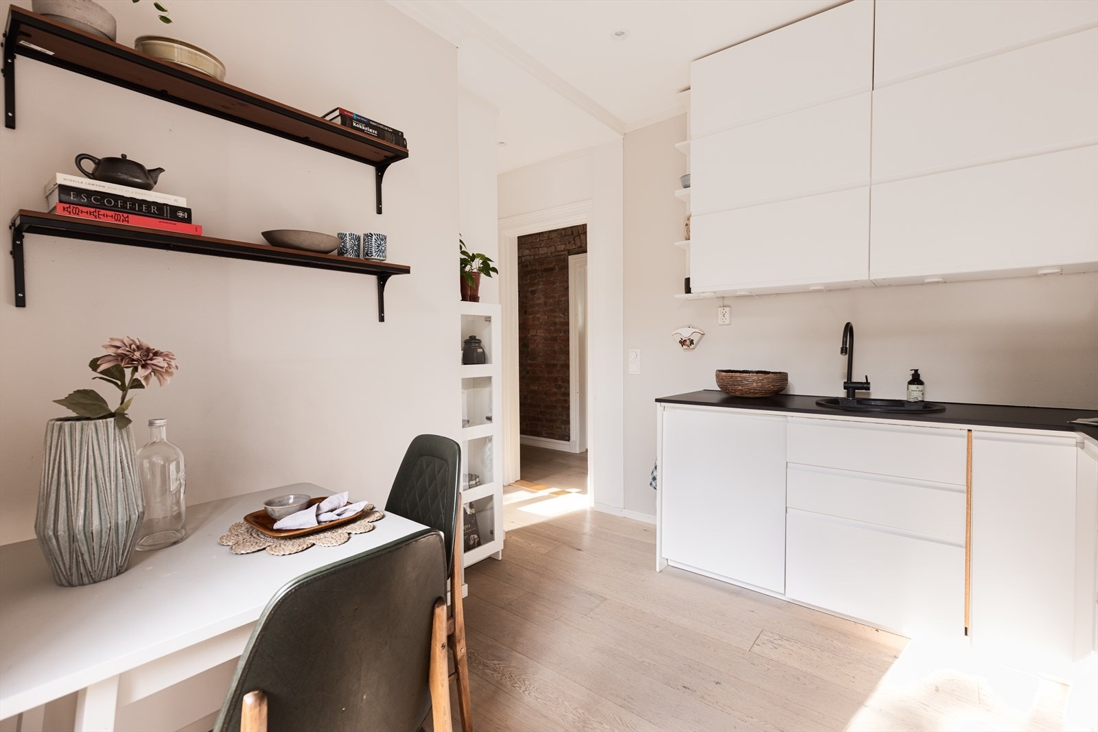 Integrerte hvitevarer med keramisk platetopp, stekeovn, kombiskap (kjøl/frys) og oppvaskmaskin. Opplegg for vaskemaskin i skap i kjøkkenet. Galleribilde