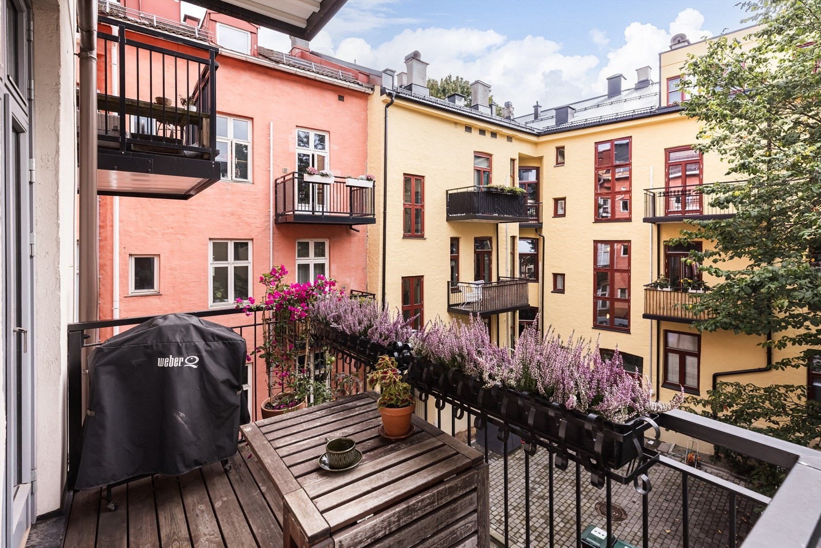 Her har du plass til utemøblement, grill, planter og flere gjester. Galleribilde