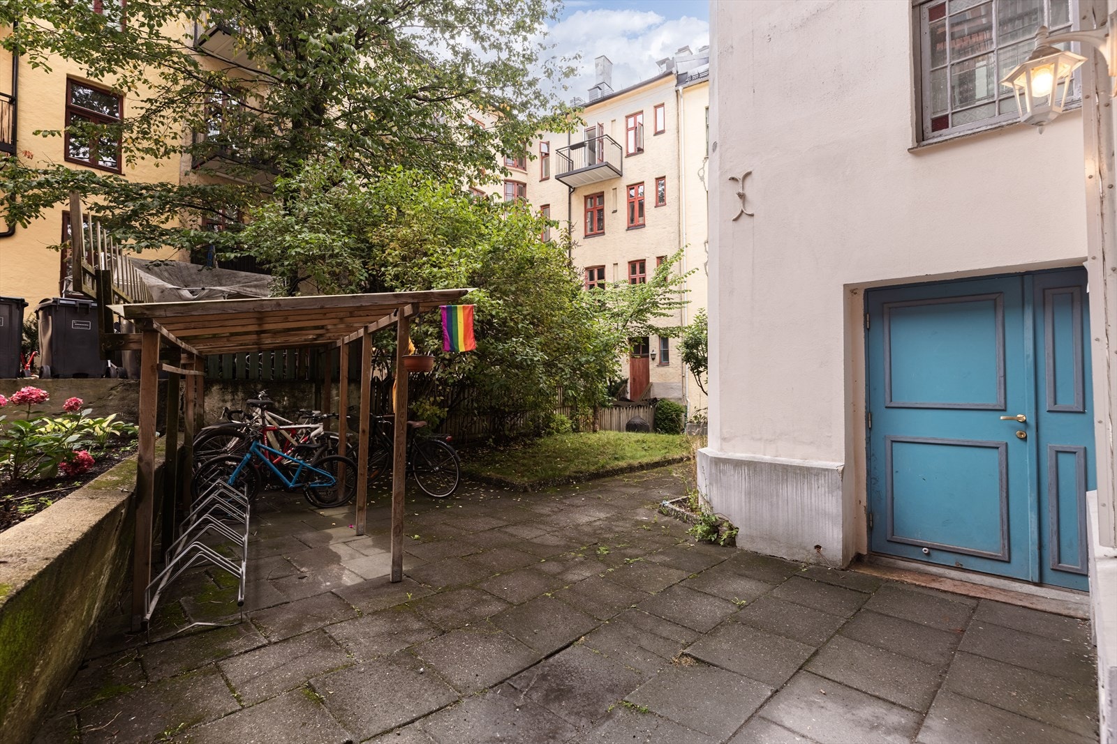 Sameiet har en felles bakgård med sittegrupper, grill og diverse beplantning. Galleribilde