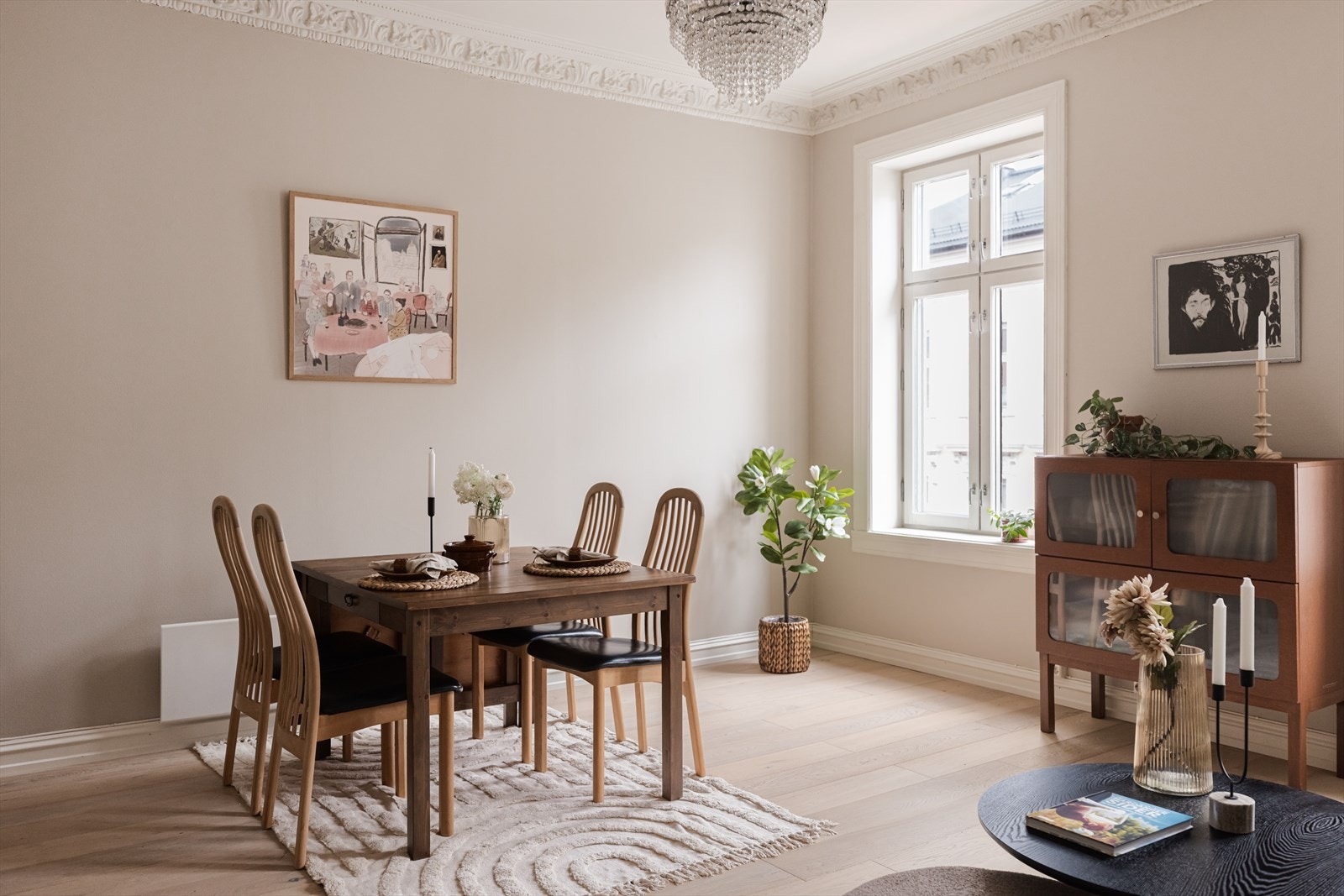 Leiligheten ligger fint til i 3. etasje en av Gamlebyens godt bevarte og klassiske bygårder. Galleribilde