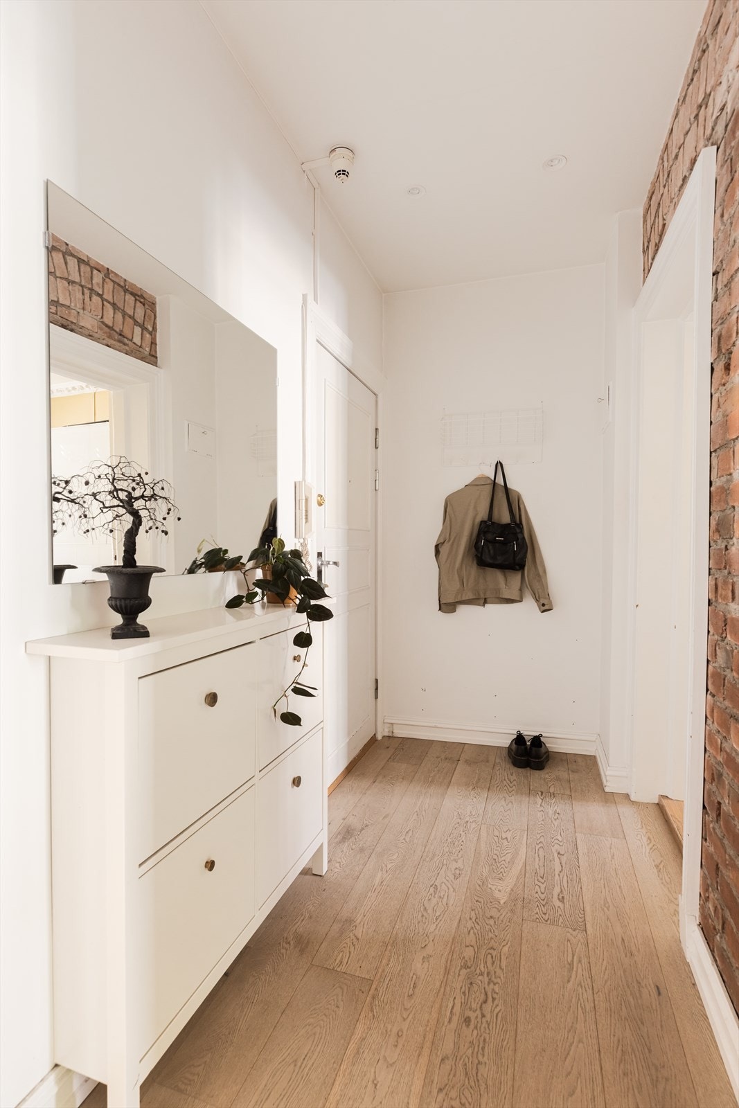 Entrèen gir et hyggelig førsteinntrykk og har god plass til oppheng av yttertøy, skoskap etc. Galleribilde