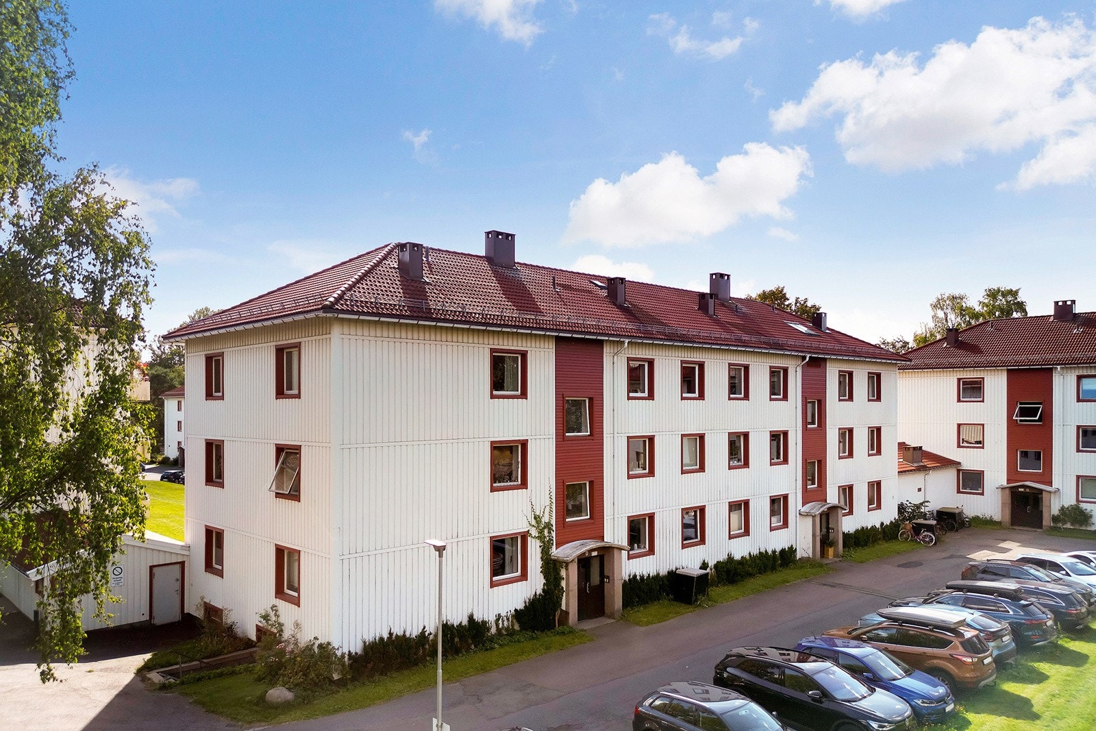 Fasade. Parkering og lademuligheter rett på utsiden. Galleribilde