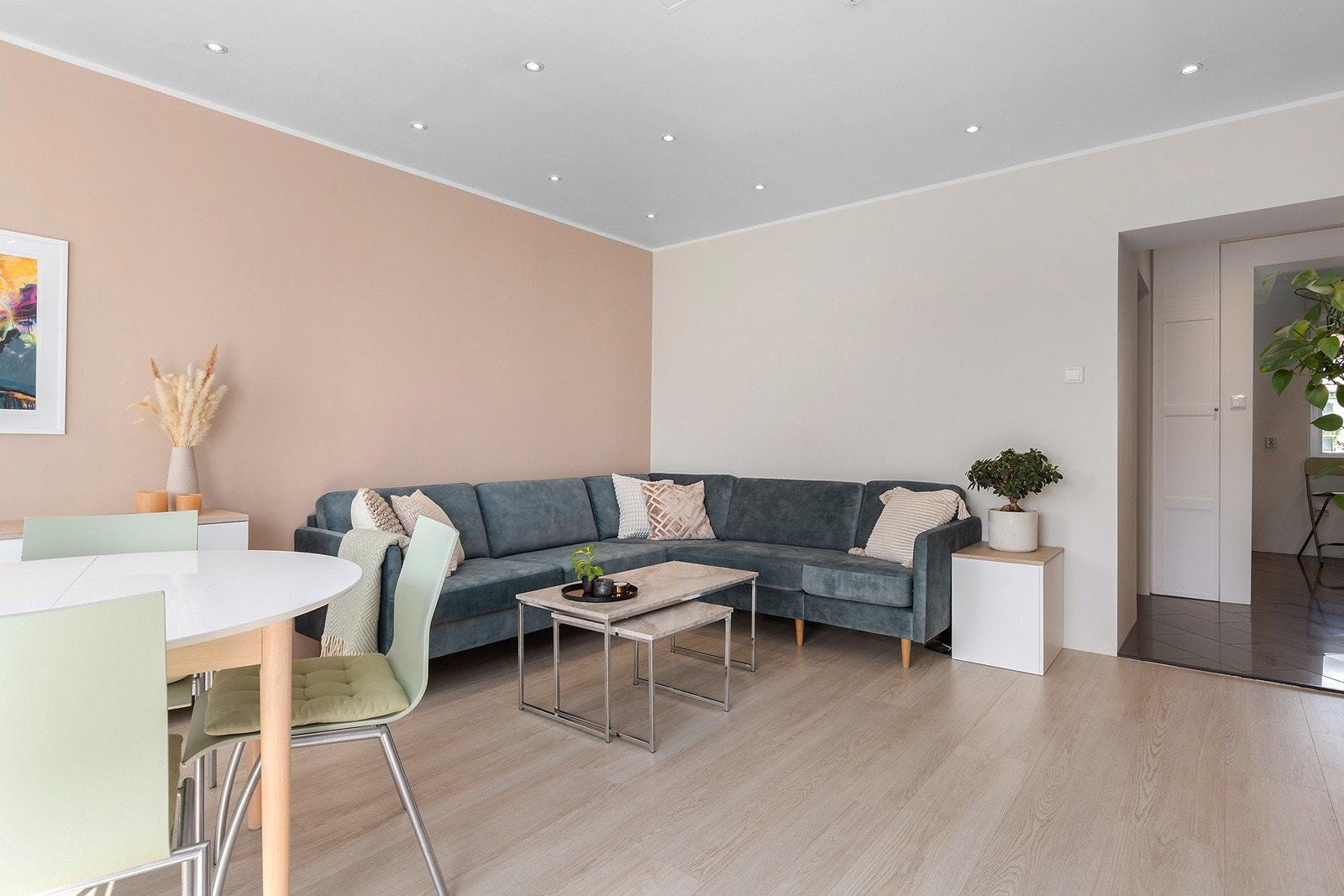 Stue med plass til sofagruppe og spisebord Galleribilde