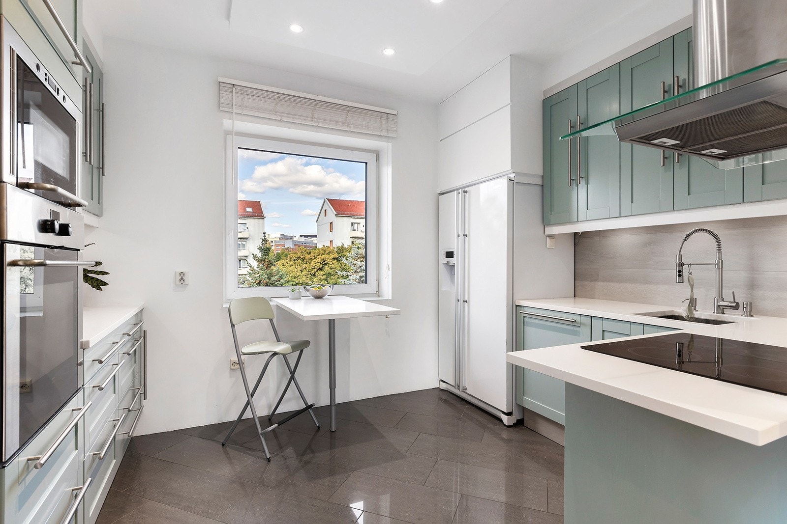 Moderne kjøkkeninnredning med integrerte hvitevarer Galleribilde