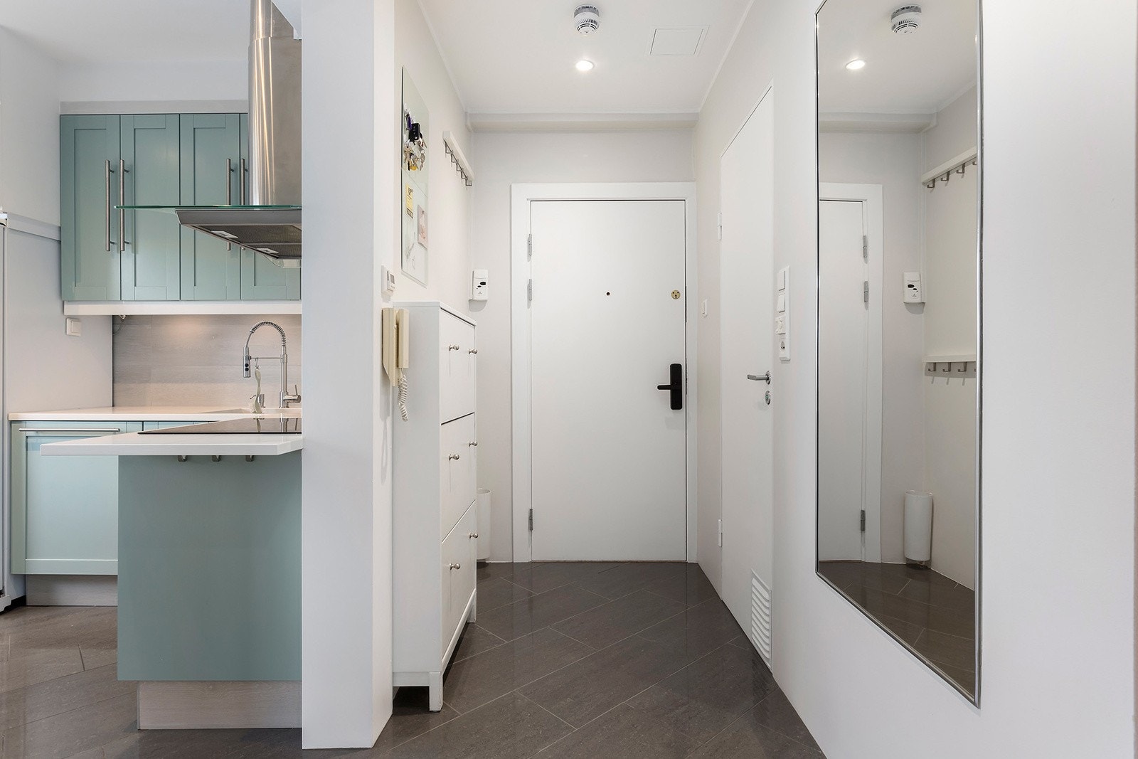 Entré med plassbygget skap og kommode Galleribilde