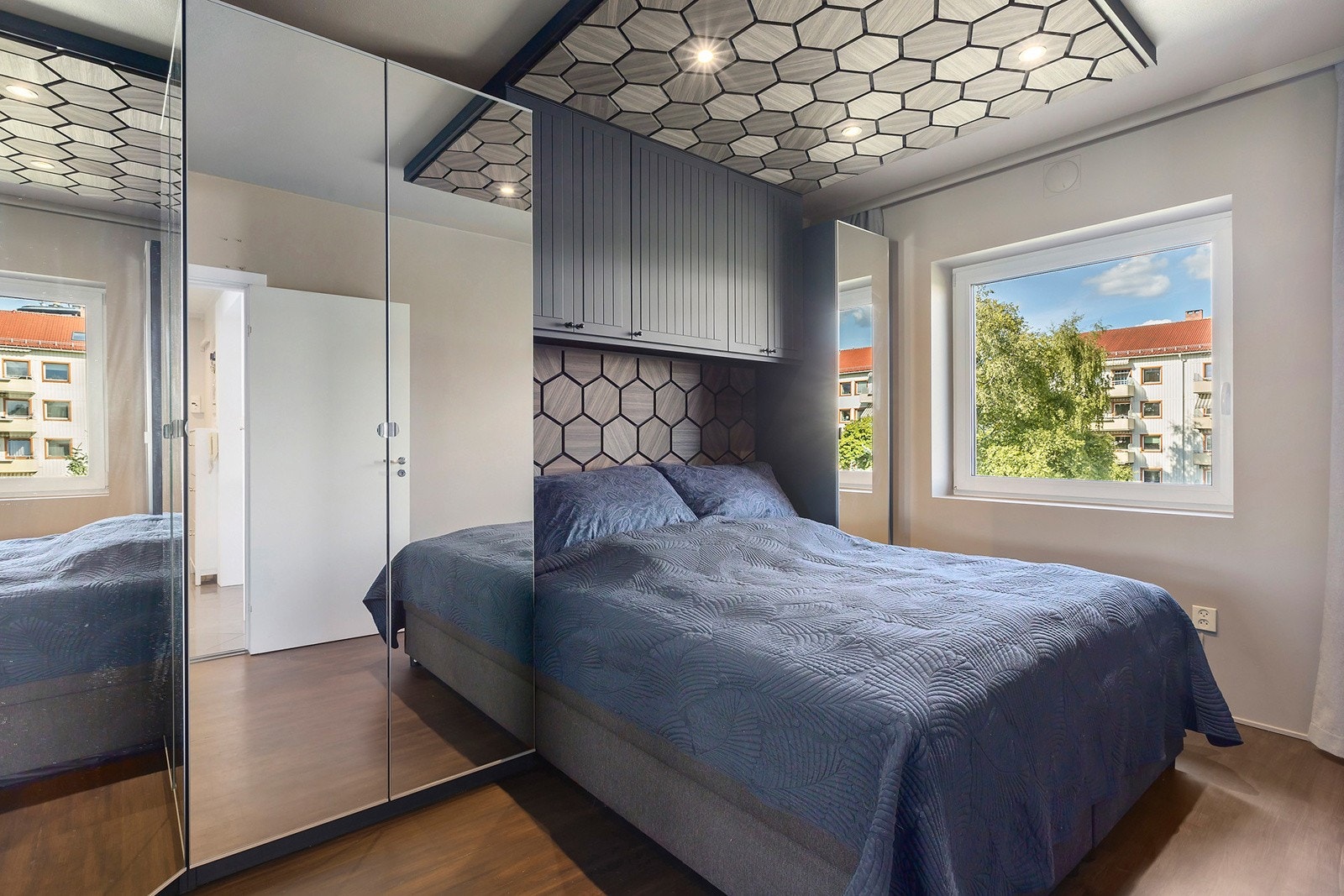 Soverom 2 med god plass til stordobbeltseng. Rikelig med garderobeskap. Galleribilde