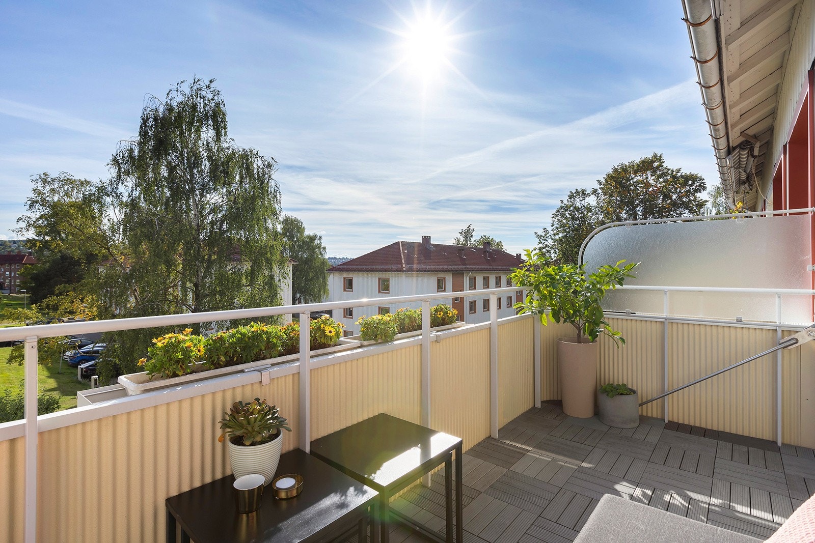 Solrik balkong ca 8,5 kvm med vedlikeholdsfri trekompositt på balkongdekke Galleribilde