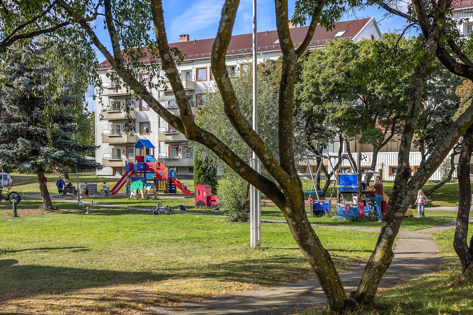Store grøntområder både foran og bak leiligheten Galleribilde