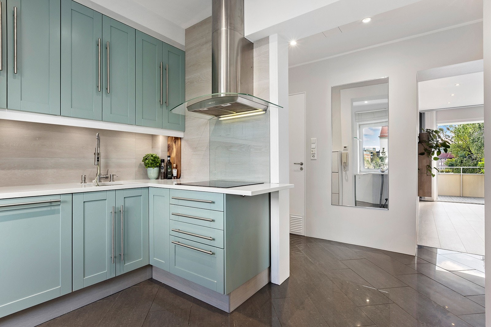 Benkeplater i vedlikeholdsfri sten (kompositt), underlimt oppvaskkum Galleribilde