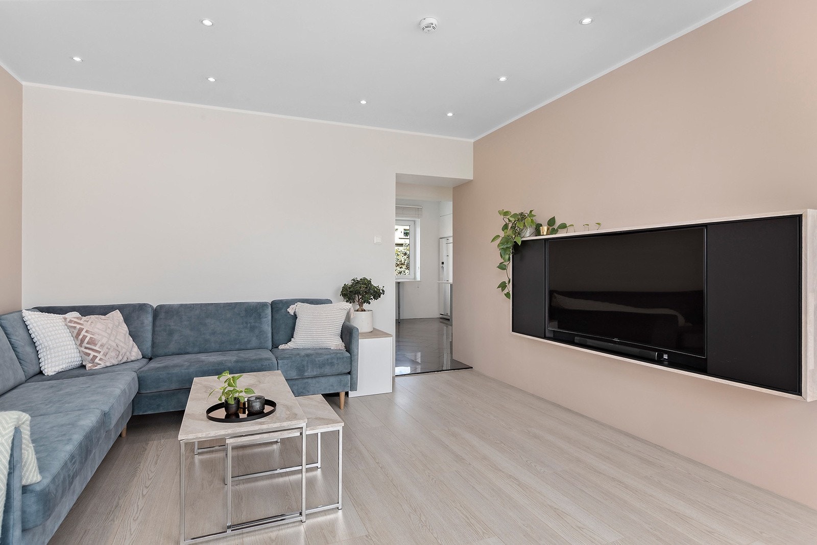 Det er forskjellige soner på downlights i stuen Galleribilde