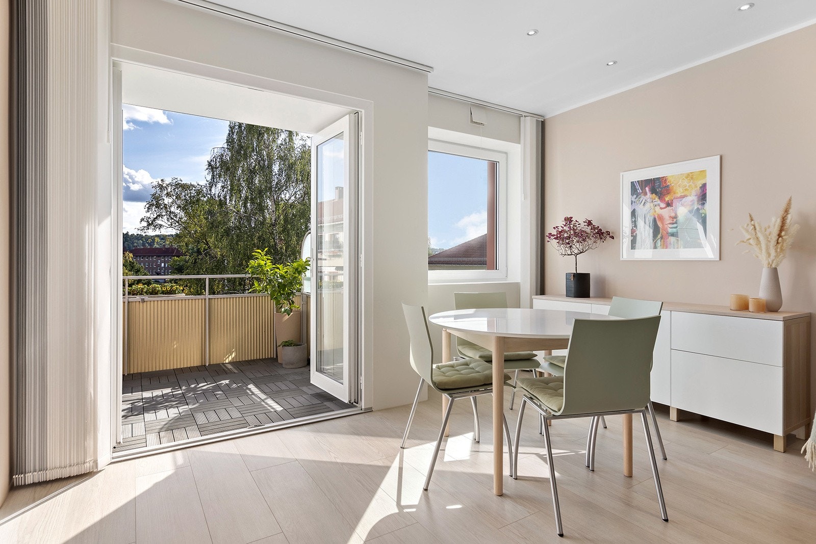 3 lags glass for best lyd og varme isolasjon. Glass helt ned for best indoor/ outdoor opplevelse Galleribilde