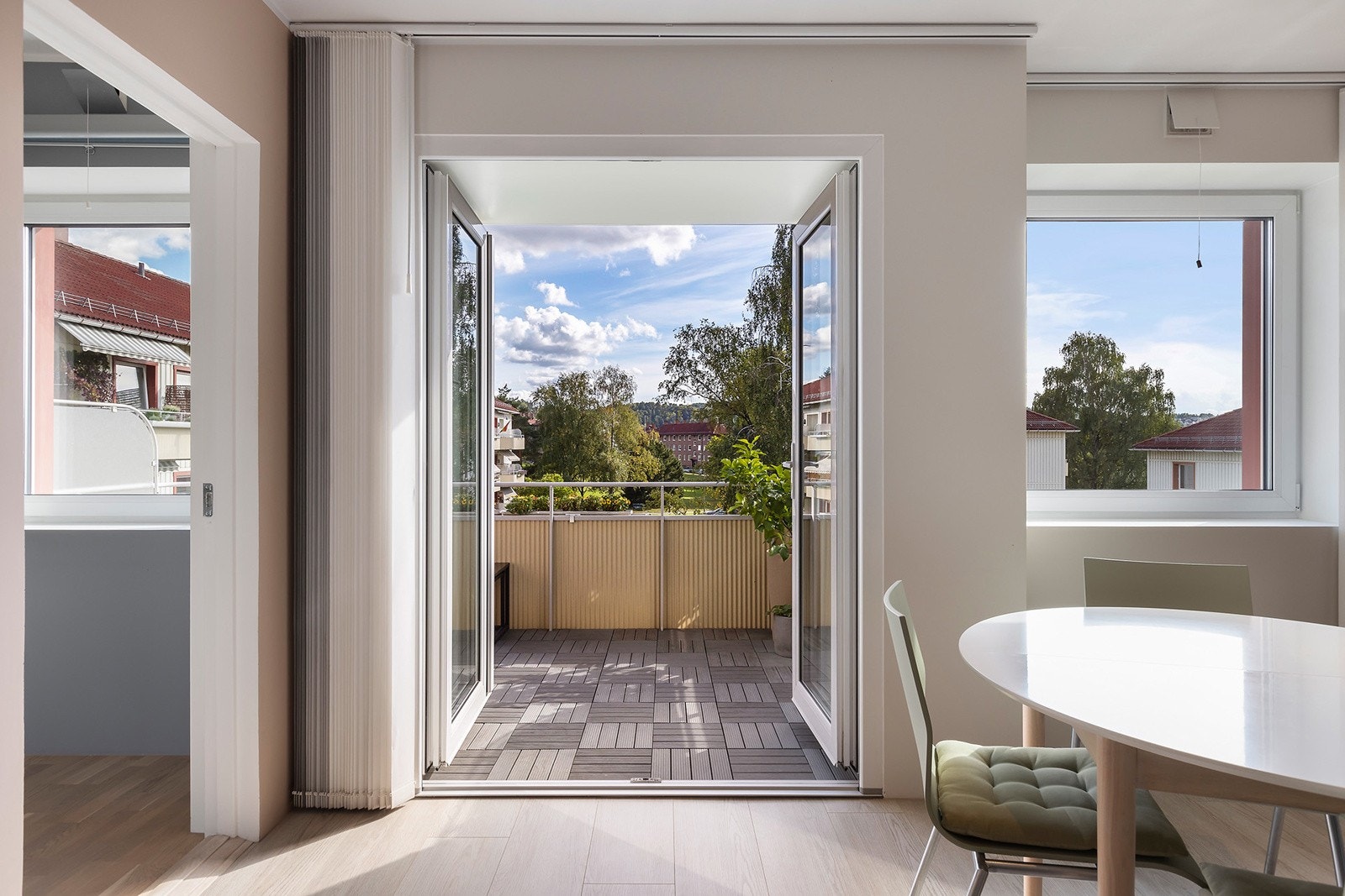 Fin 2 fløyet balkongdør med glass helt ned. Adkomst fra stuen til solrik sydvendt balkong Galleribilde