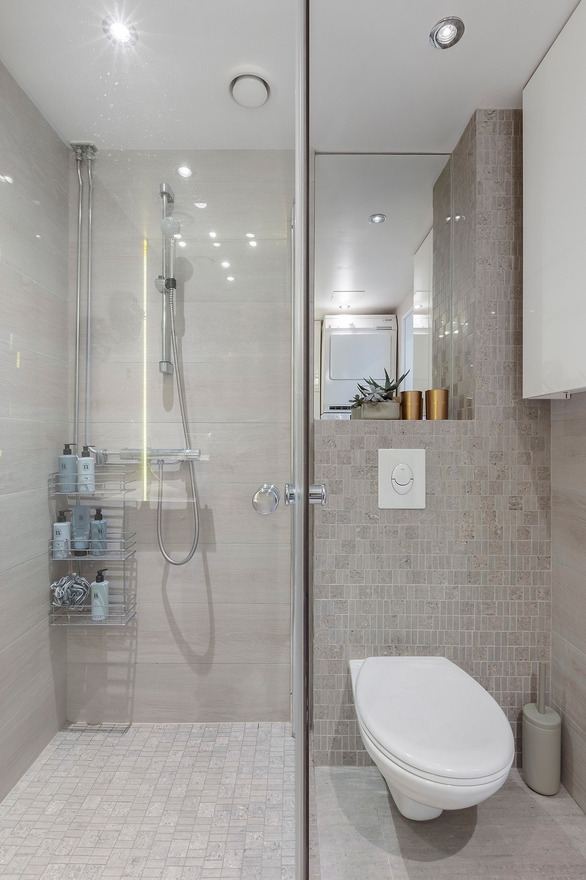 Innsvingbare dusjdører og vegghengt toalett, Galleribilde