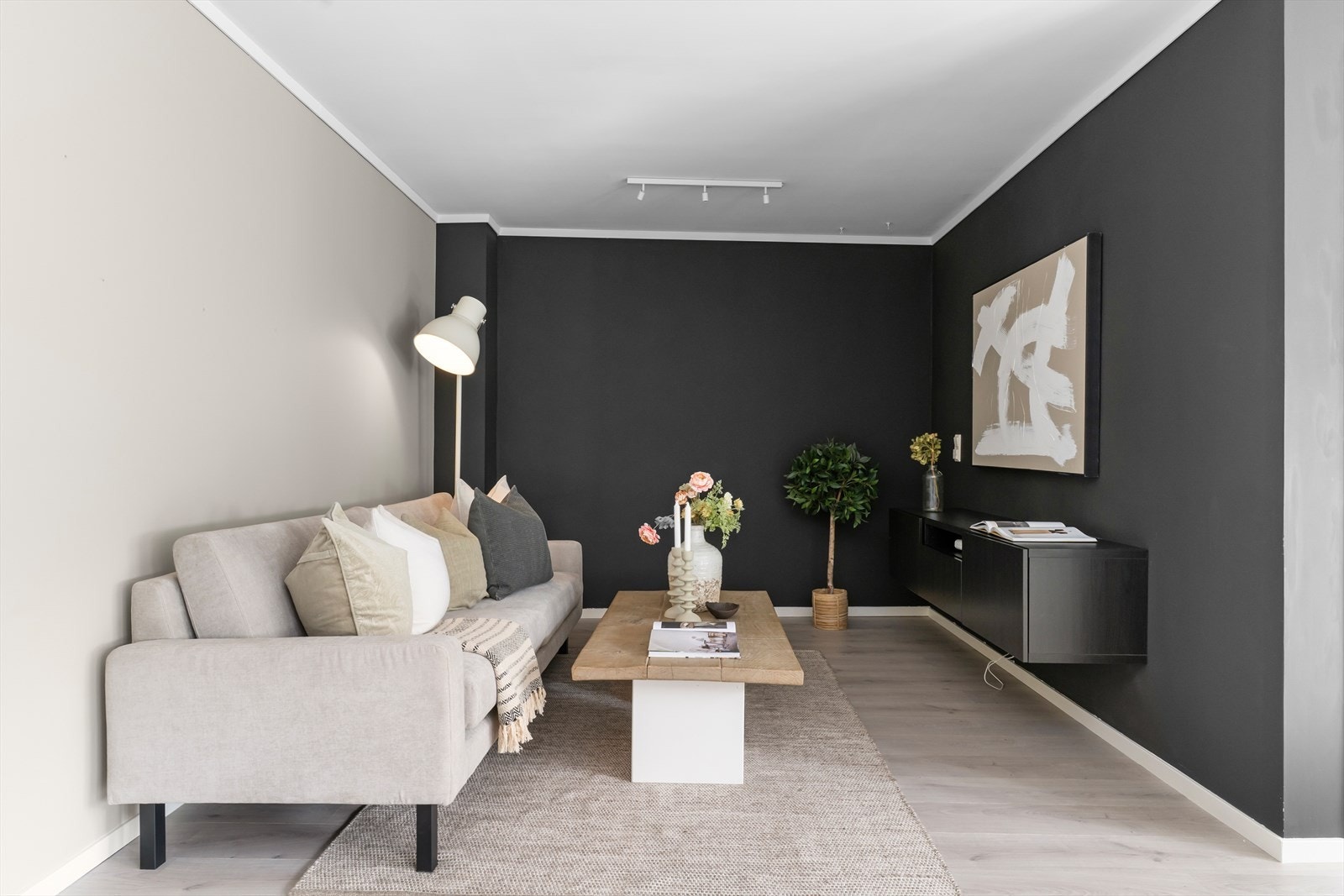 TV-benk på vegg medfølger i handelen. Galleribilde