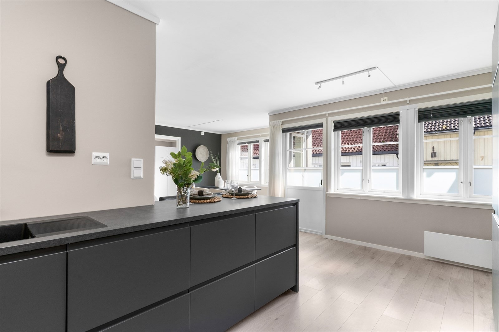 Moderne og pene farger og lyst gulv. Galleribilde