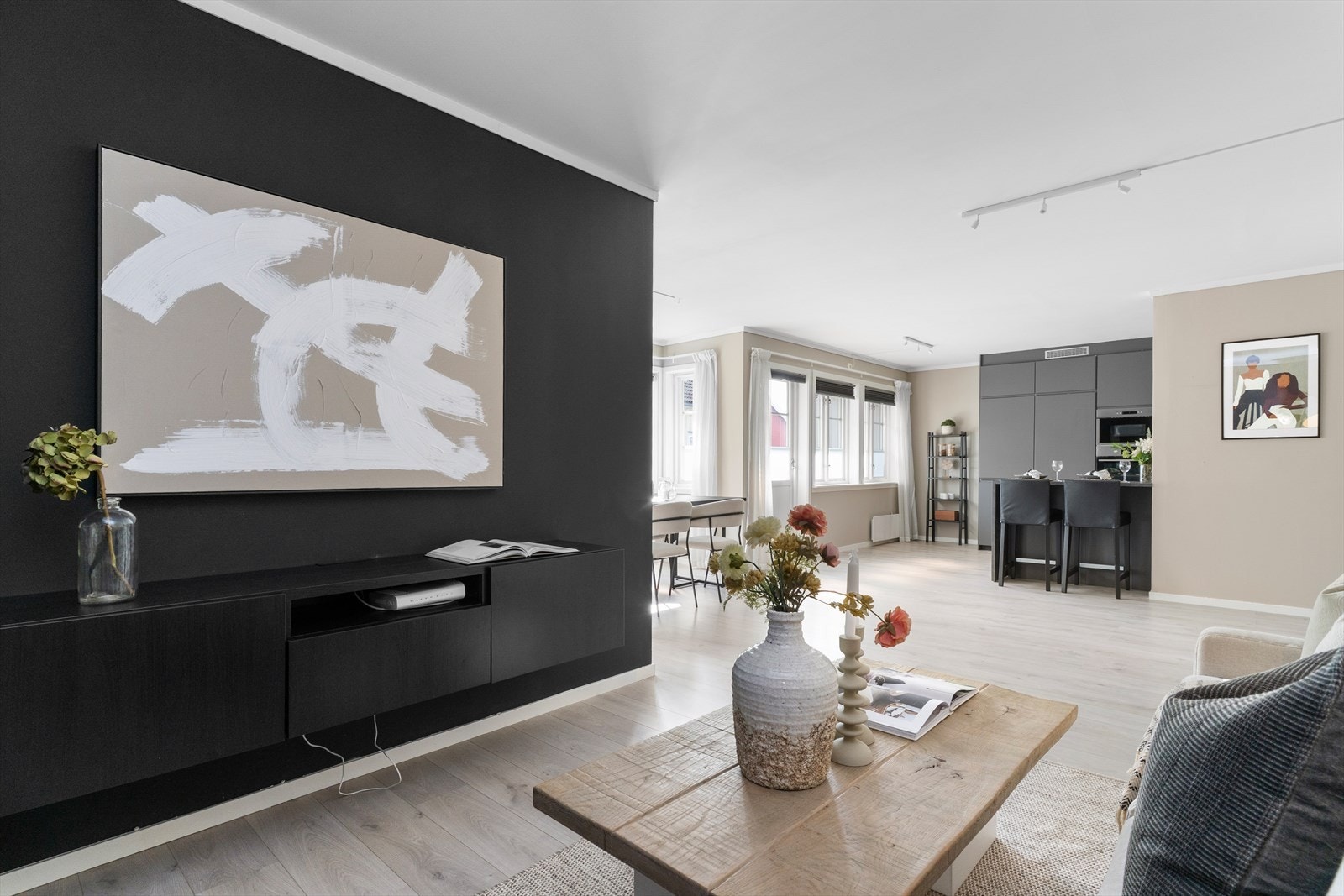 Lun og hyggelig stueløsning med plass til sofa- og TV-møbler. Galleribilde