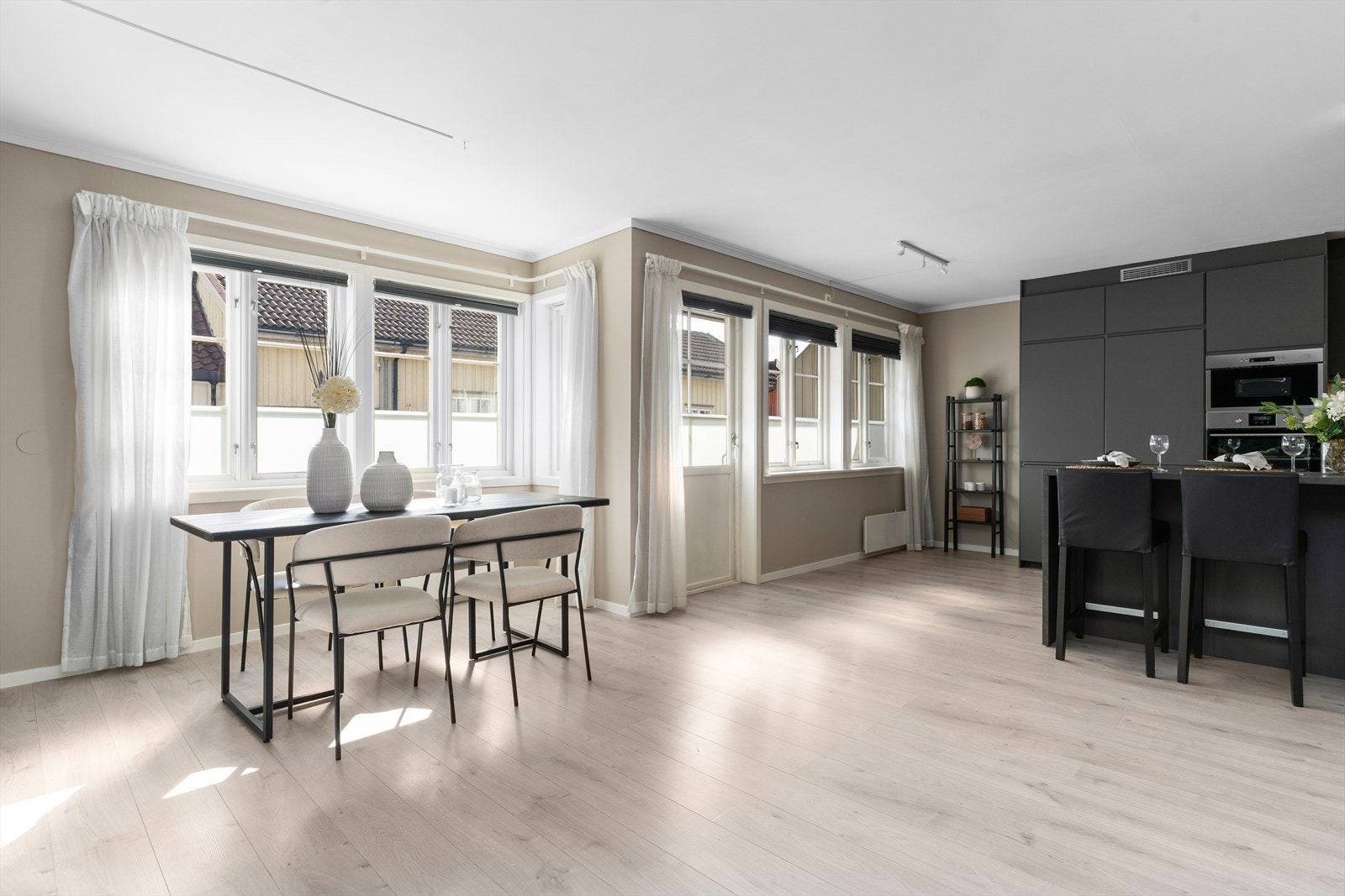 Godt med naturlig lysinnslipp. Utgang til balkong. Galleribilde