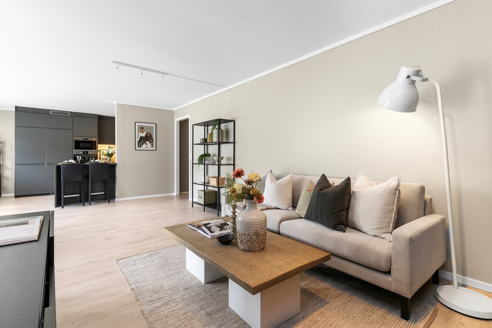 Velkommen til Sandsværveien 4K. Stor leilighet i 1. etasje med trappefri adkomst! Galleribilde